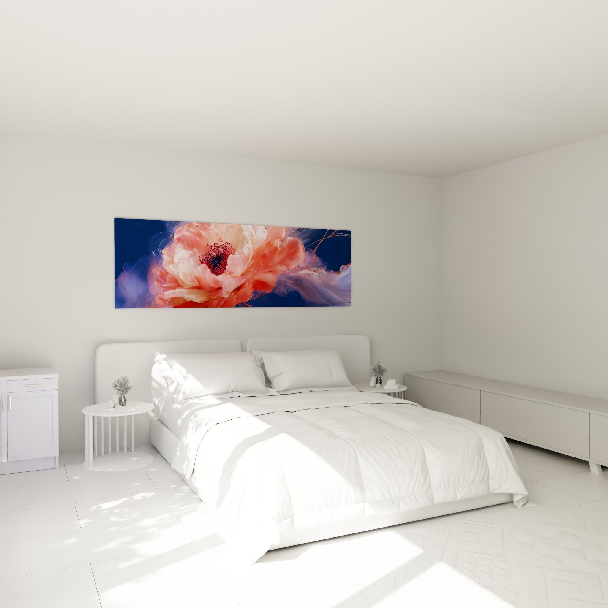 Fleur de camélia rosée et bleu marine accrochée au-dessus d'un lit dans une chambre claire