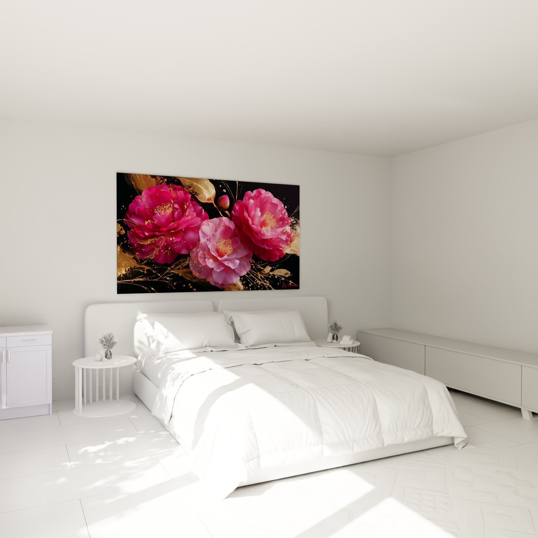 Fleurs de camélia fuchsia et rose pastel ornées d'or, accrochées au-dessus d'un lit dans une chambre claire.