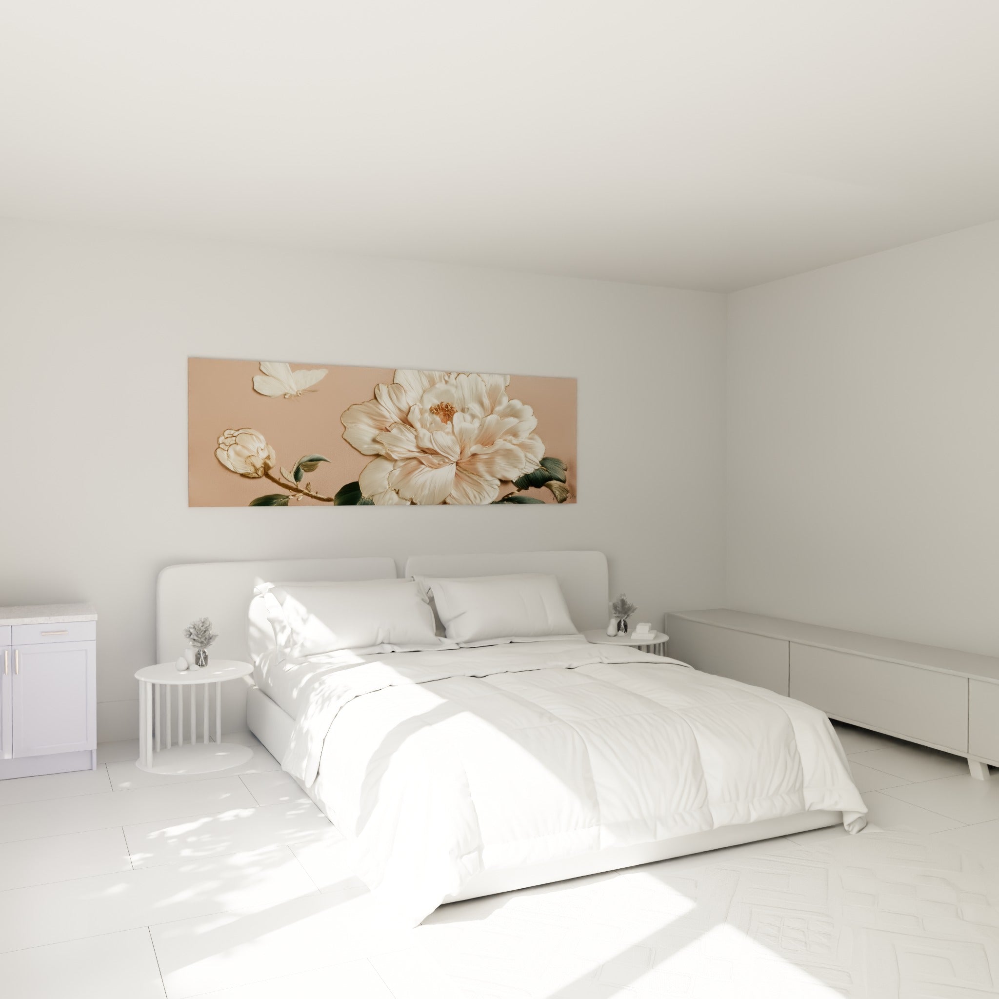 Camélia ivoire et rose poudré aux reflets dorés, accroché au-dessus d'un lit dans une chambre claire