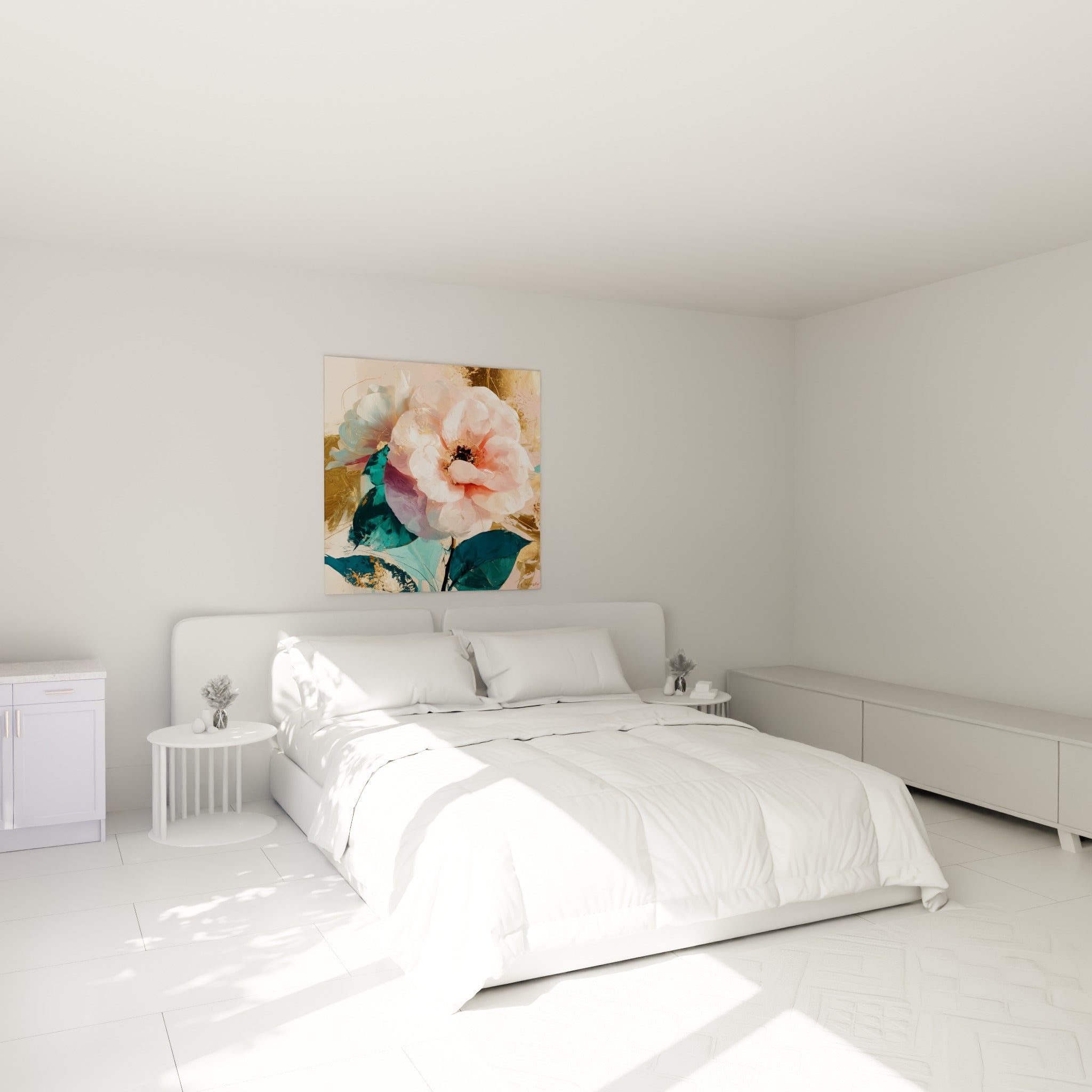 Fleur de camélia rose et doré, feuillage bleu sarcelle, accrochée au-dessus d'un lit dans une chambre claire