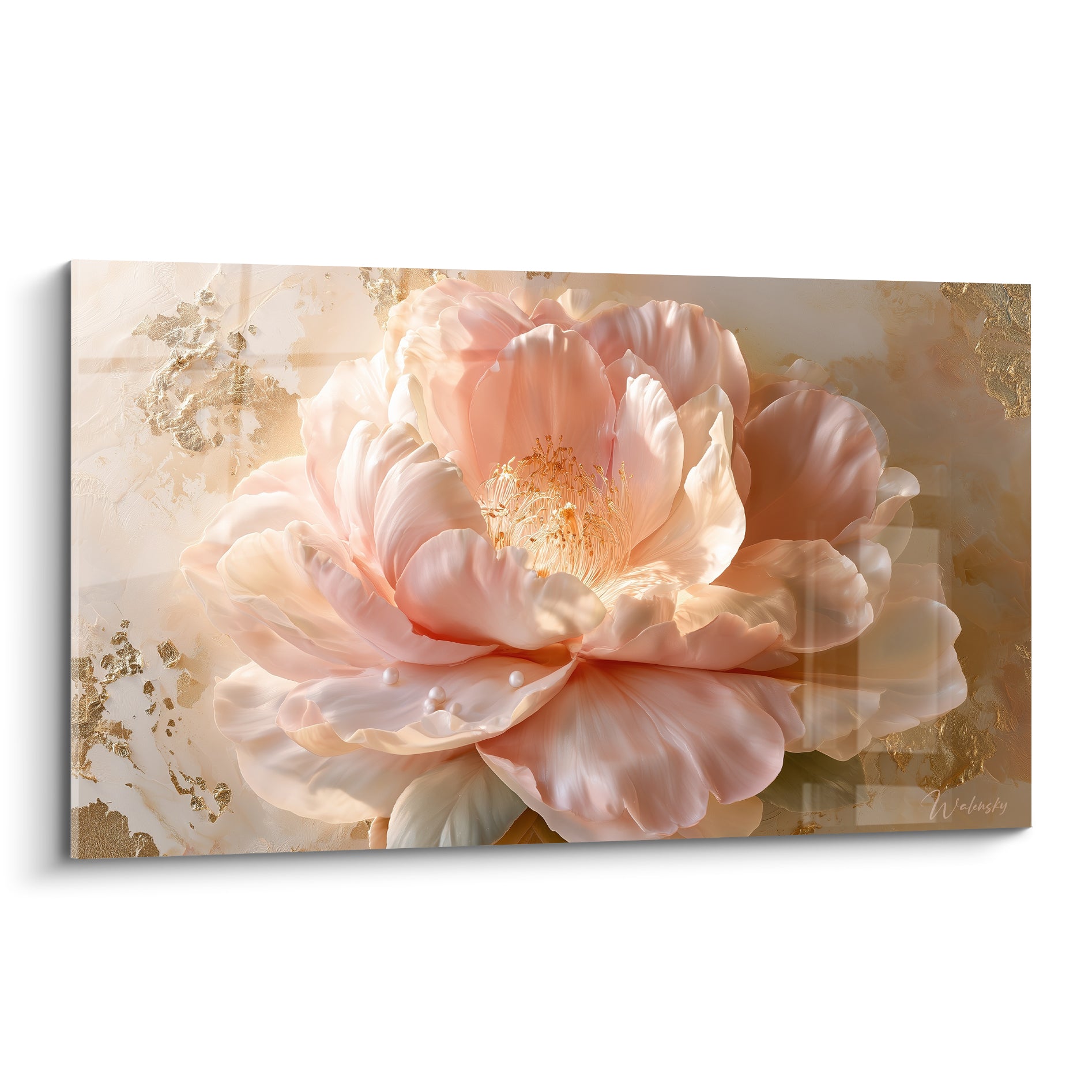 Camélia rose poudré aux perles nacrées et reflets dorés, pétales largement ouverts sur fond crème