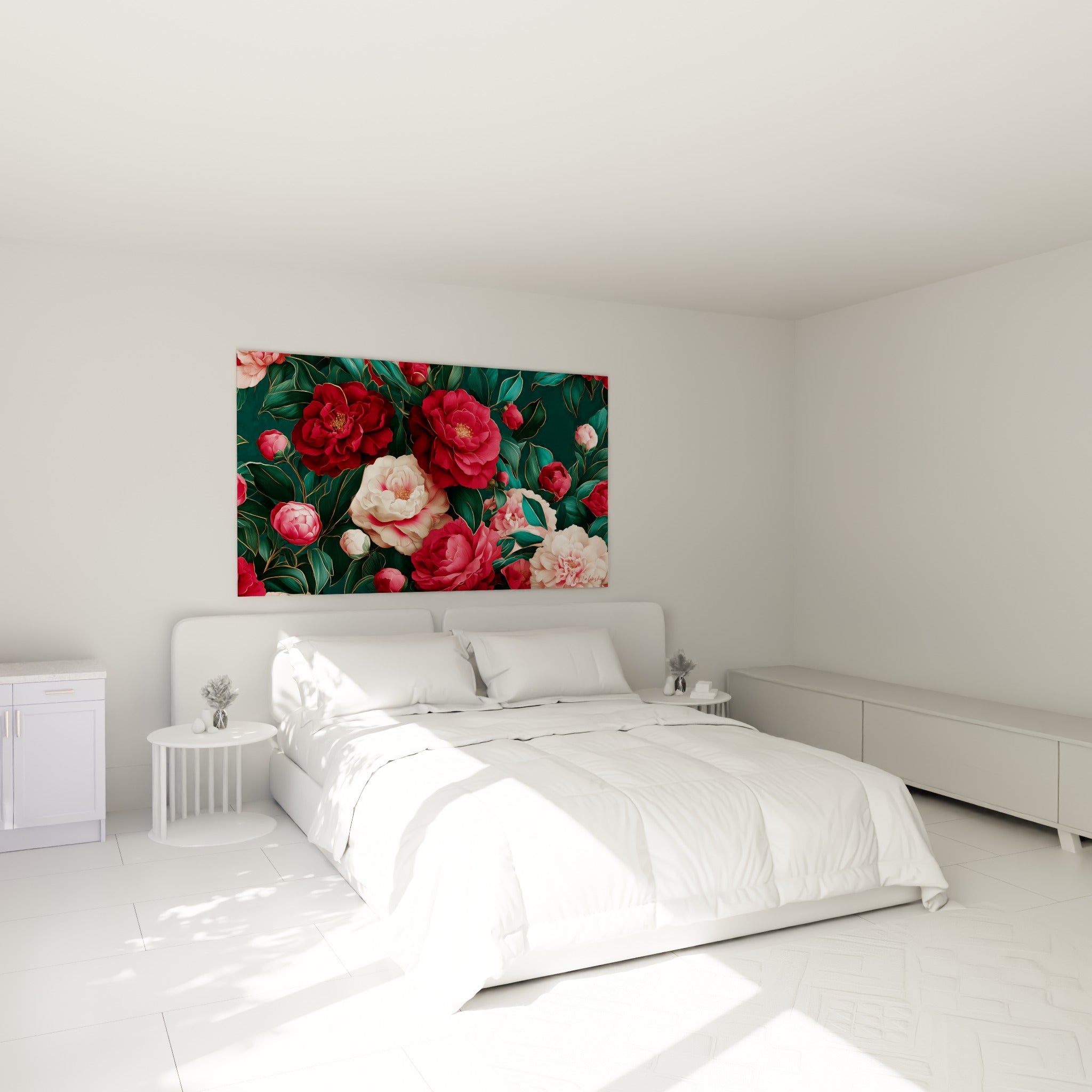 Bouquet de camélias rouges et roses aux cœurs dorés, accroché au-dessus d'un lit dans une chambre claire