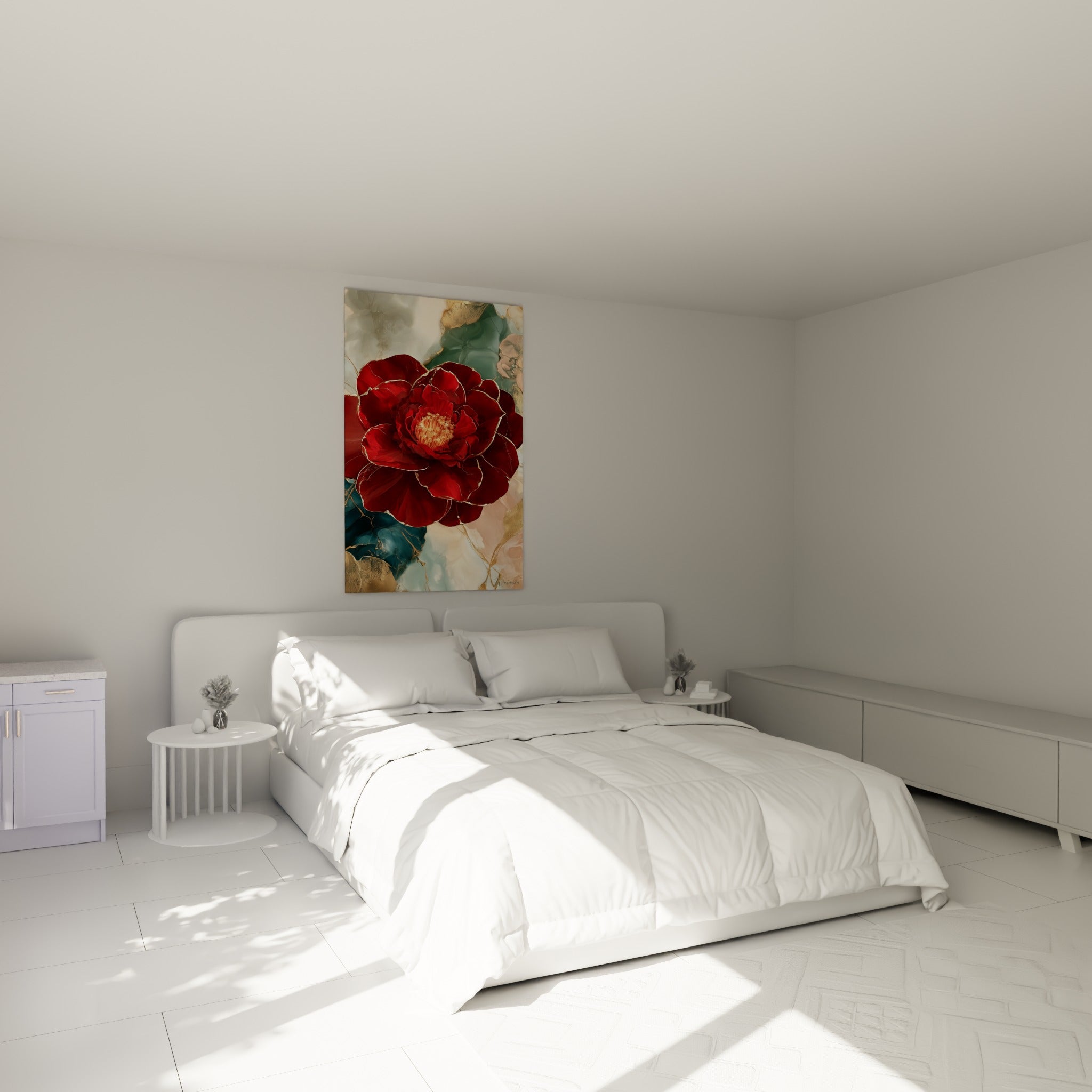 Fleur de camélia rouge et dorée accrochée au-dessus d'un lit dans une chambre claire