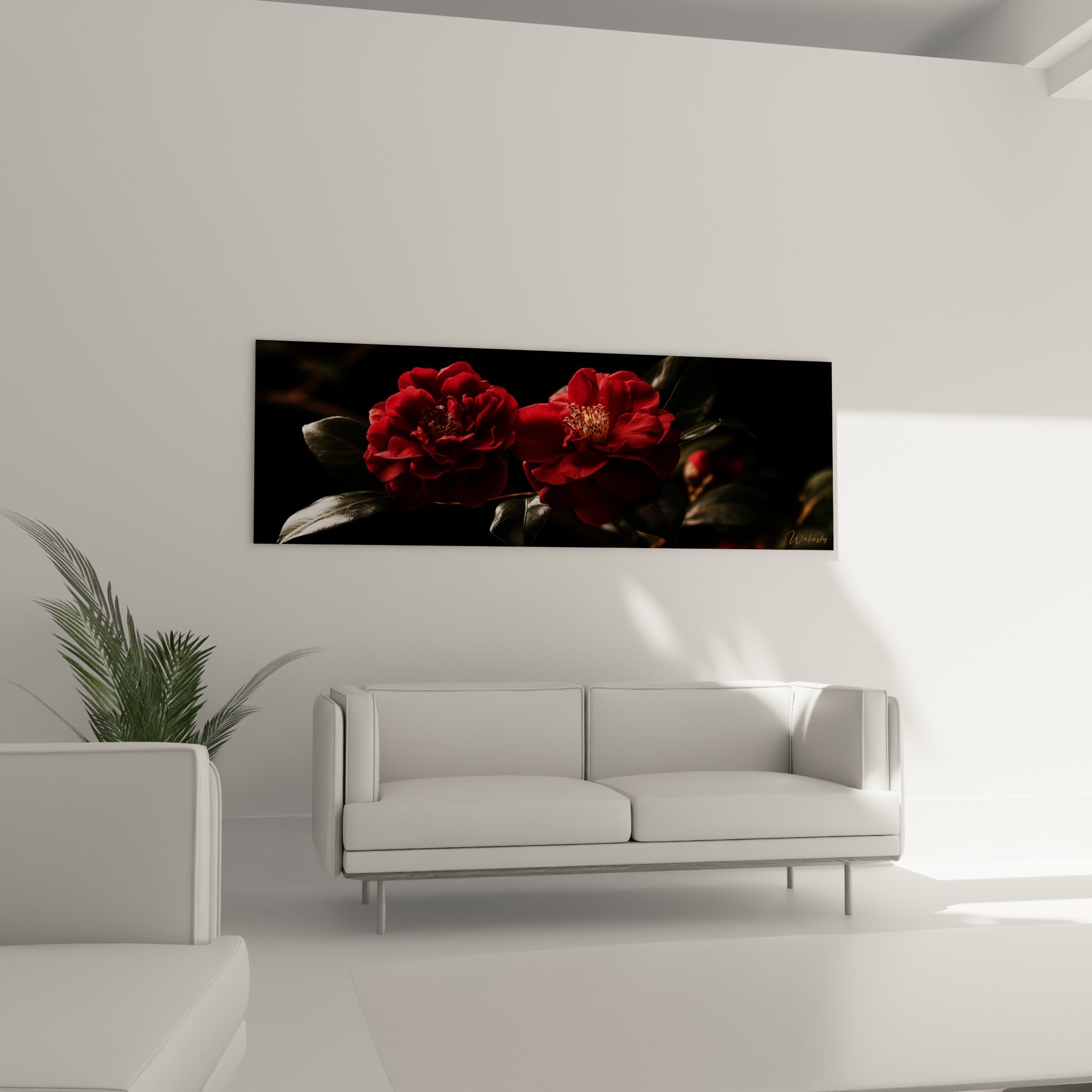 Corolles rouge profond du camélia et leur cœur doré au-dessus d'un canapé dans un salon lumineux