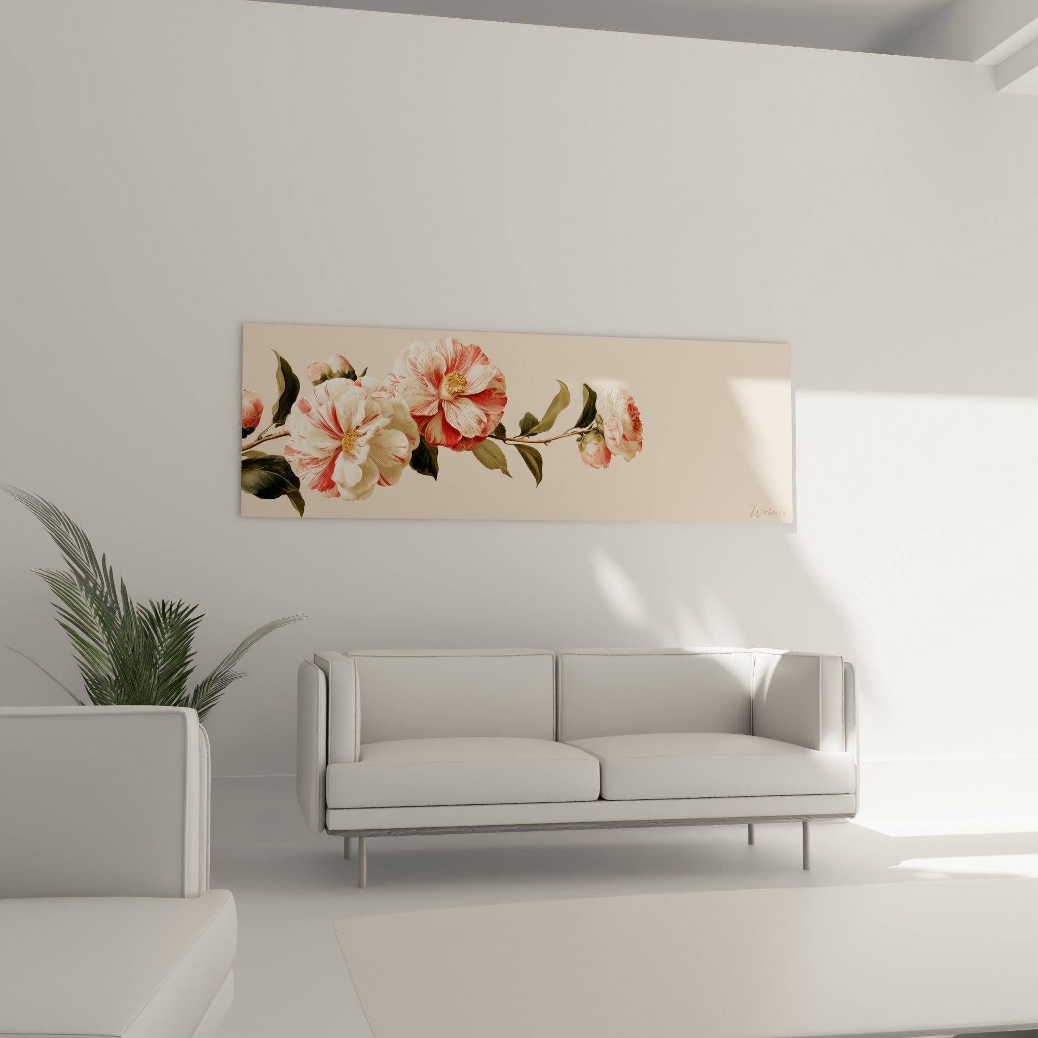 Fleurs de camélia corail et blanches disposées au-dessus d'un canapé dans un salon lumineux