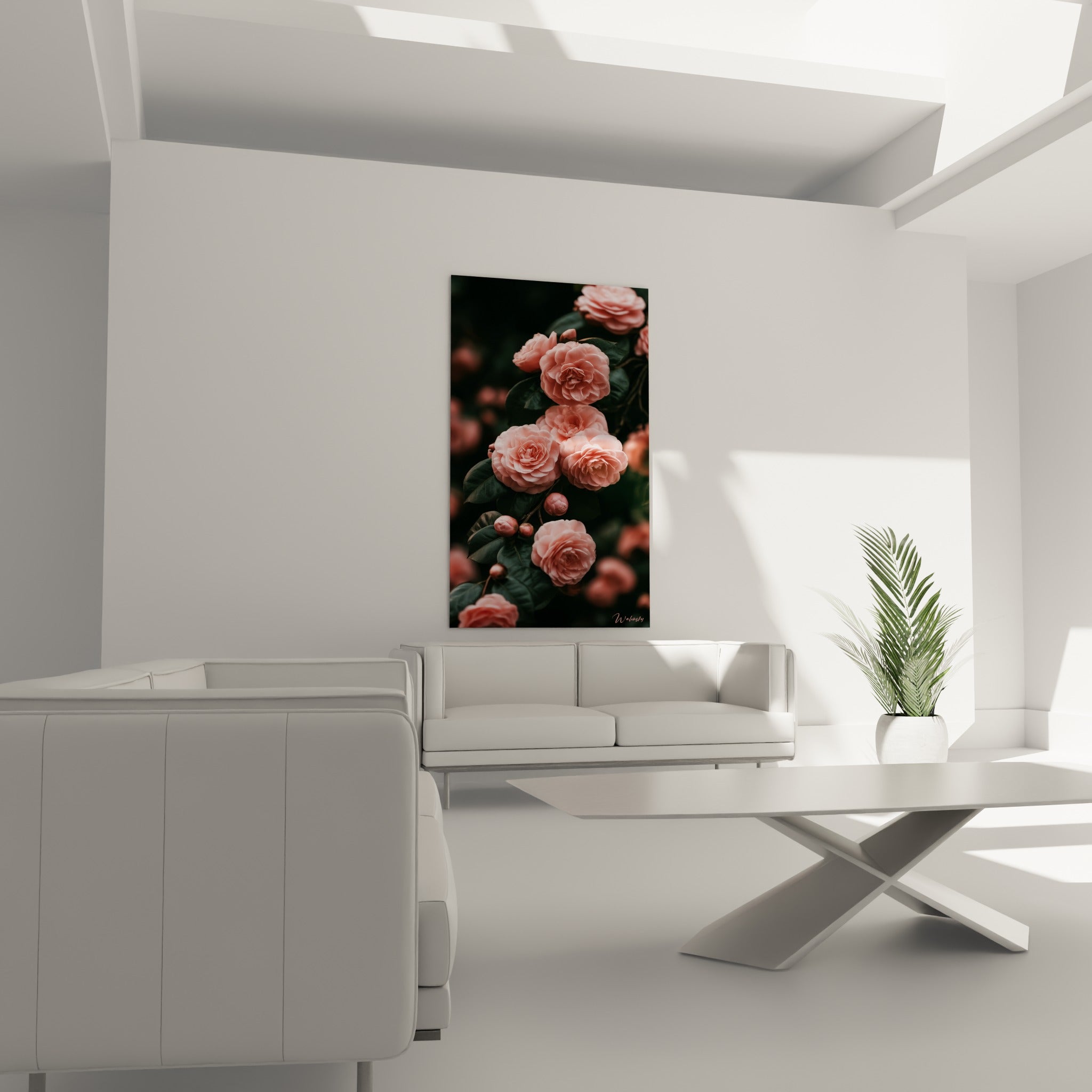 Fleurs de camélia rose saumon et feuillage vert foncé, présentées au-dessus d'un canapé dans un salon lumineux
