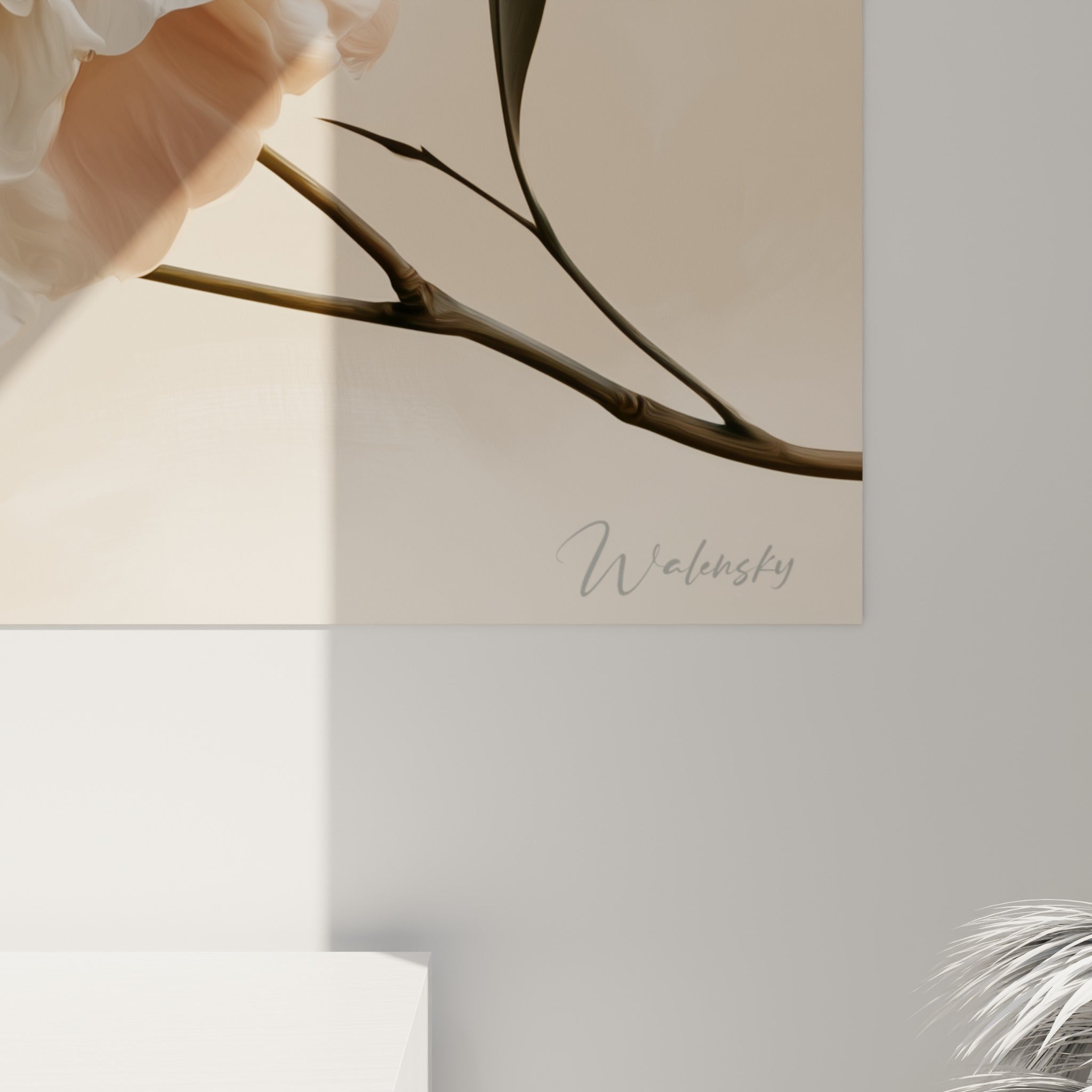 Texture des pétales ivoire du camélia, coulures beige et veines anthracite des feuilles