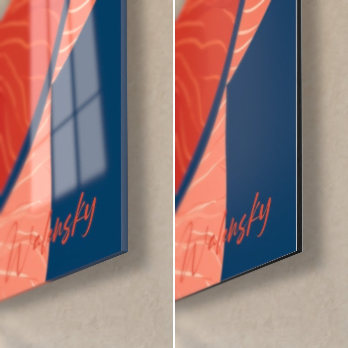 Tableau rose stylisée corail, coin bas droit : verre acrylique brillant et reflets à gauche, alu Dibond mat bleu marine à droite