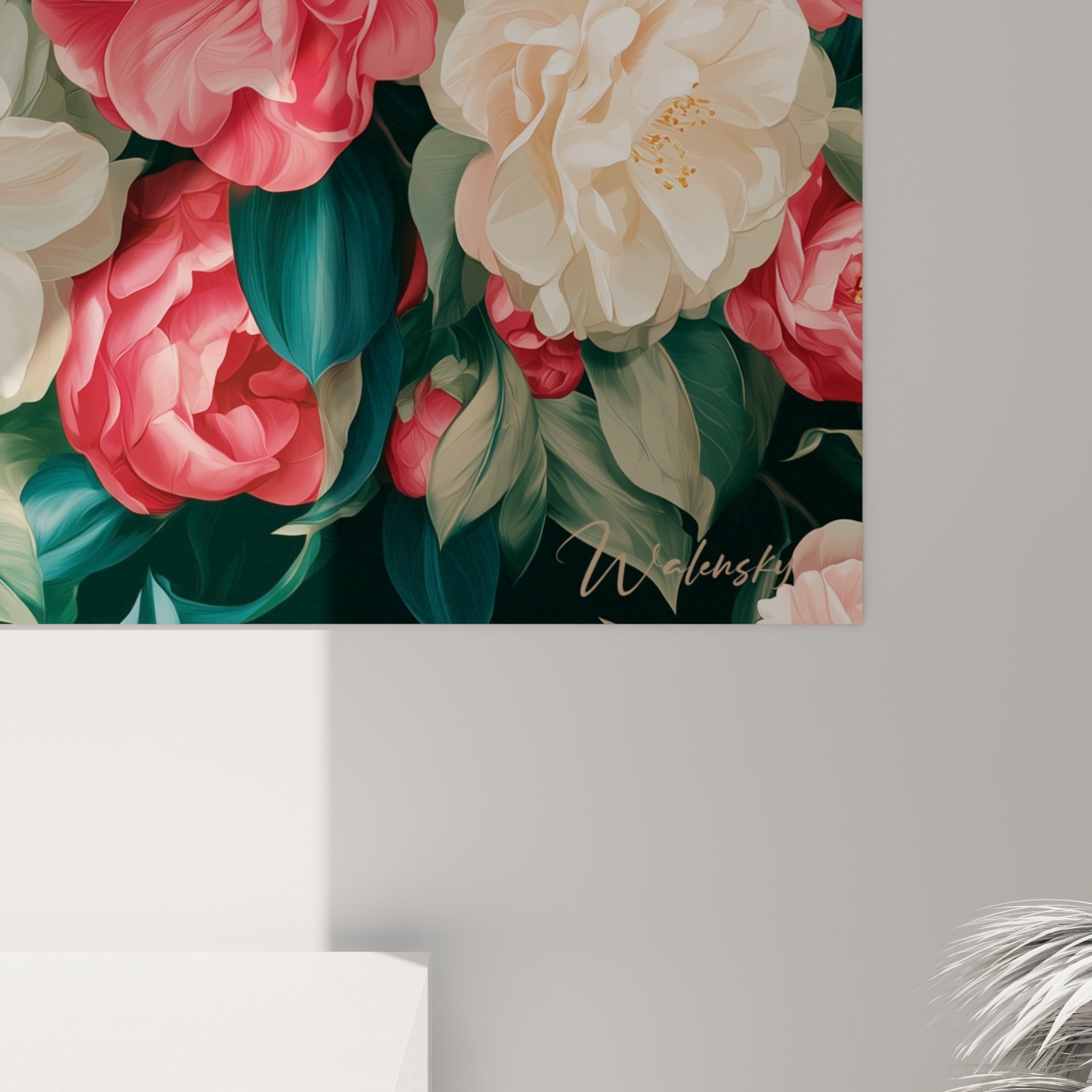Grain de la toile révélant les pétales roses et corail texturés des camélias, superposés au feuillage vert foncé