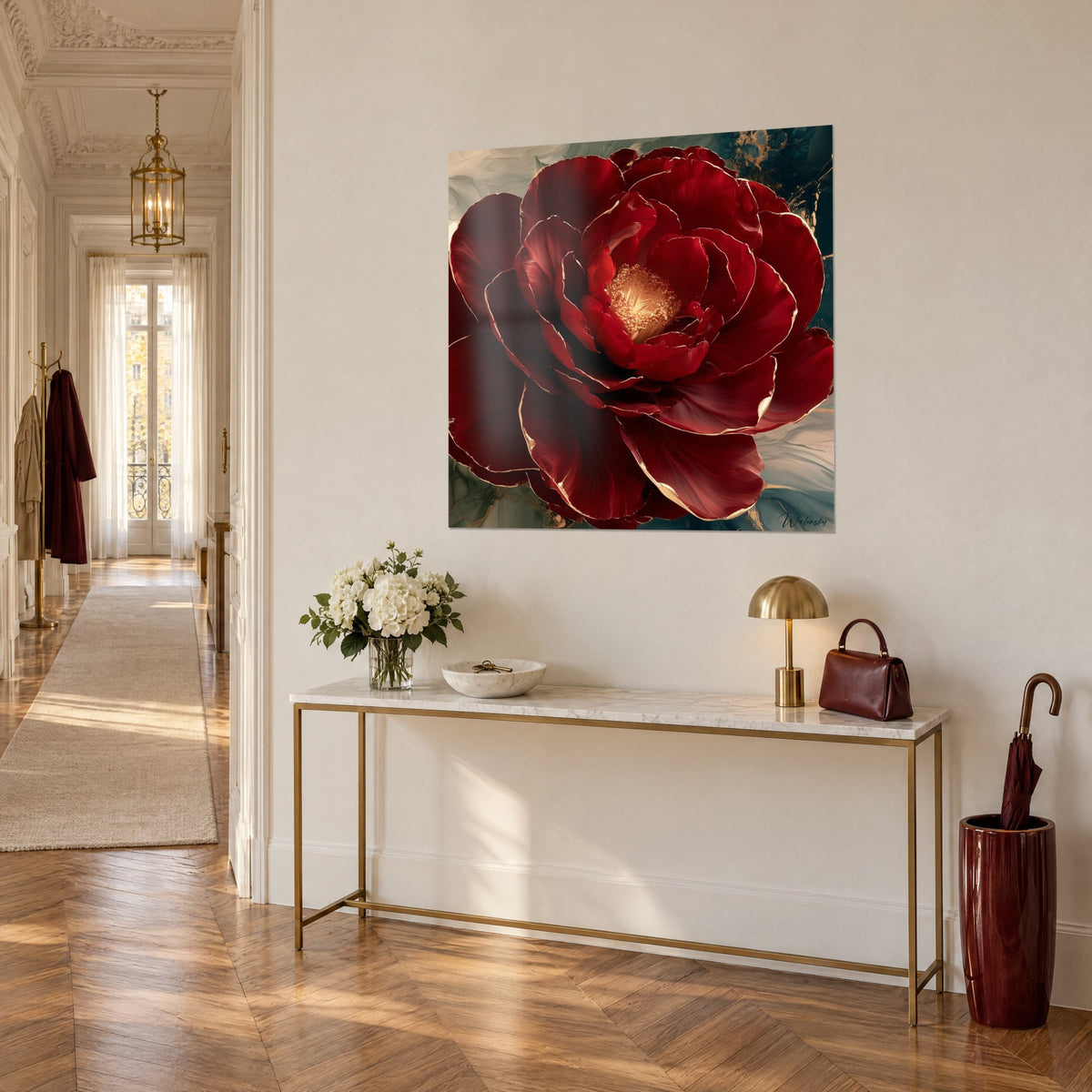 Tableau fleur écarlate en pleine éclosion, étamines dorées sur fond bleu-gris, vue de trois-quarts dans un hall haussmannien