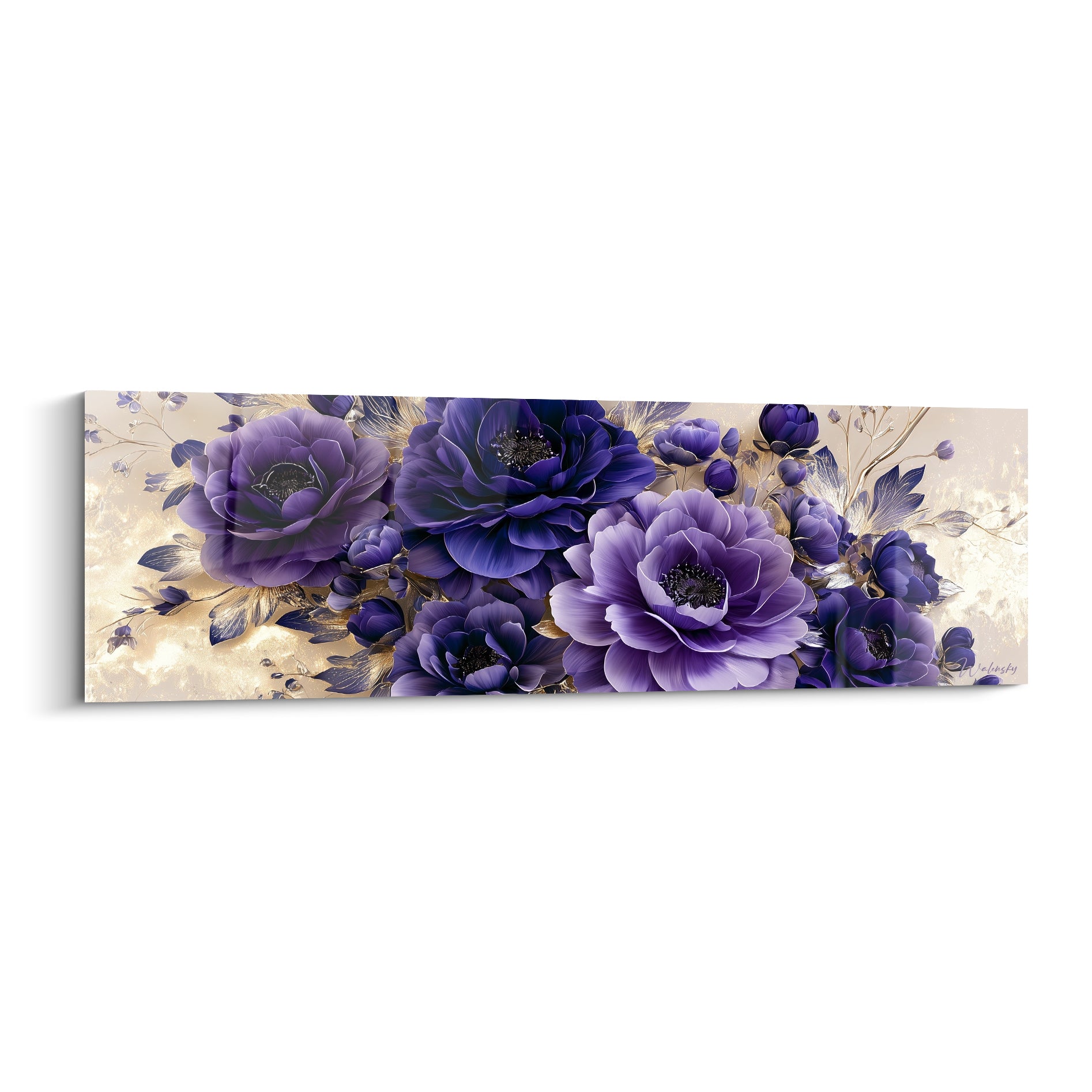 Camélias violets et bleu marine aux cœurs sombres sur fond doré, composition florale dense et raffinée