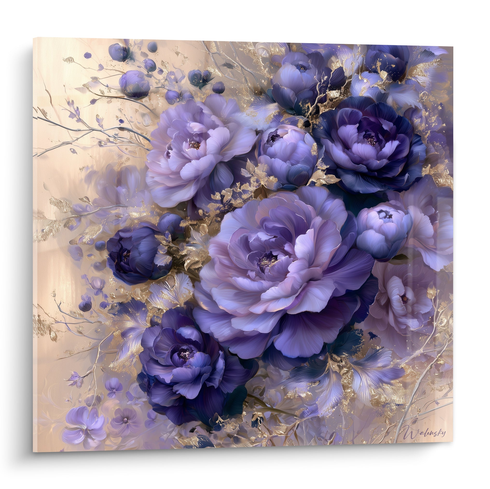 Camélias violets aux cœurs indigo entourés de branches dorées sur fond beige rosé