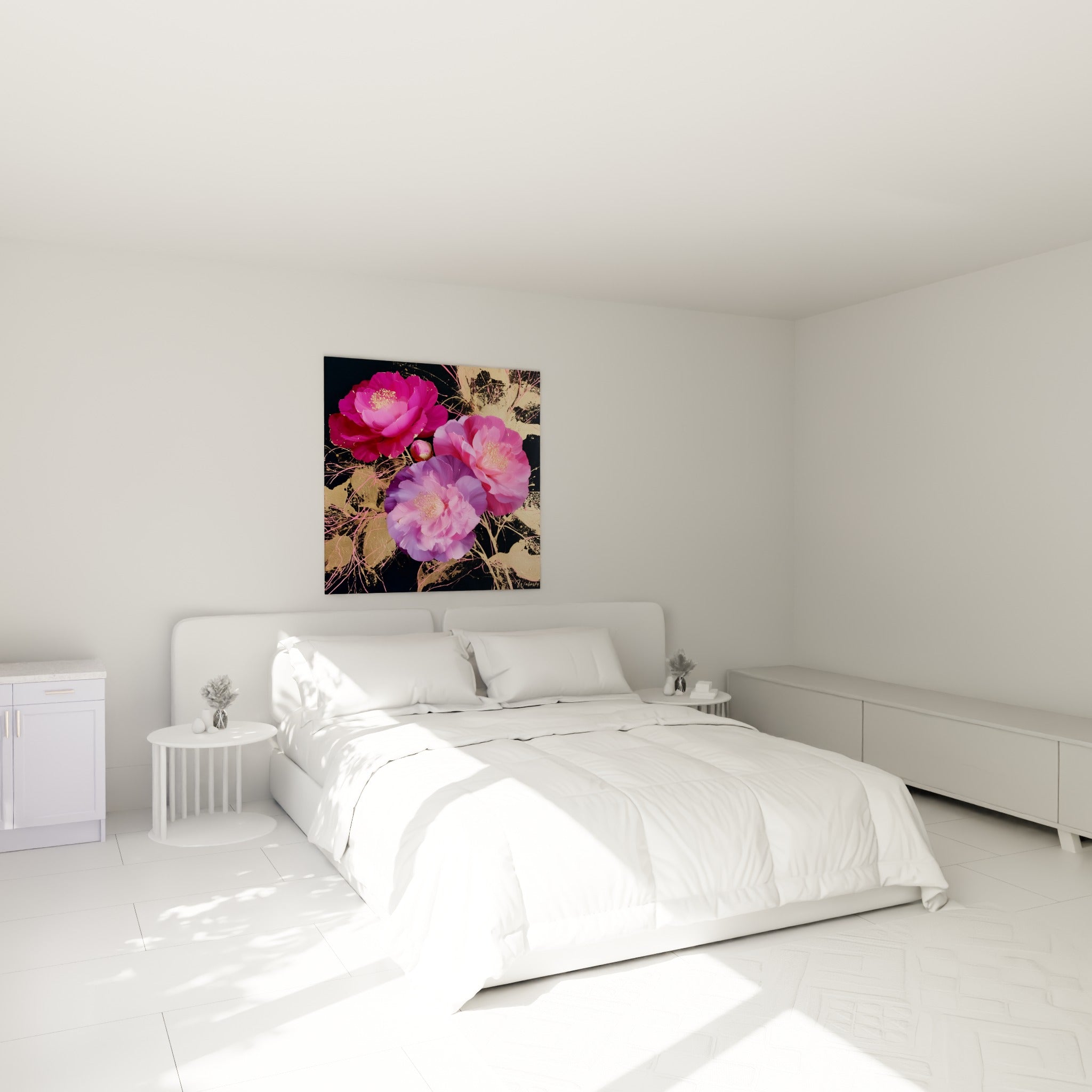 Fleurs de camélia rose et violet accrochées au-dessus d'un lit dans une chambre claire