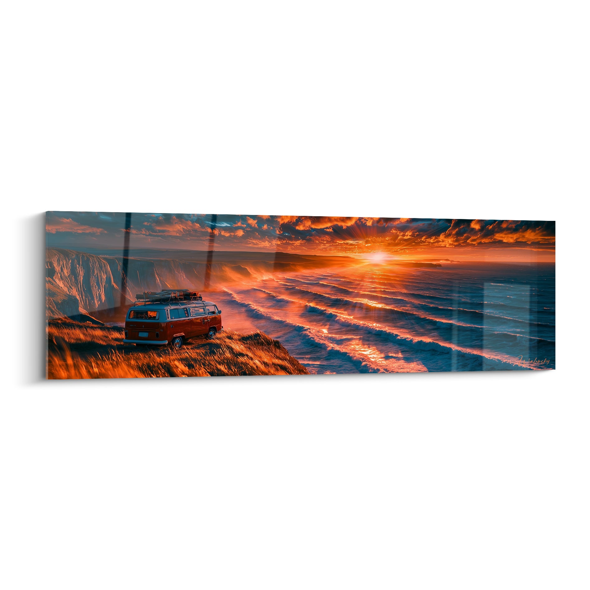 Van rouge camping car et van life garé sur une falaise, ciel orange et océan bleu marine au coucher du soleil