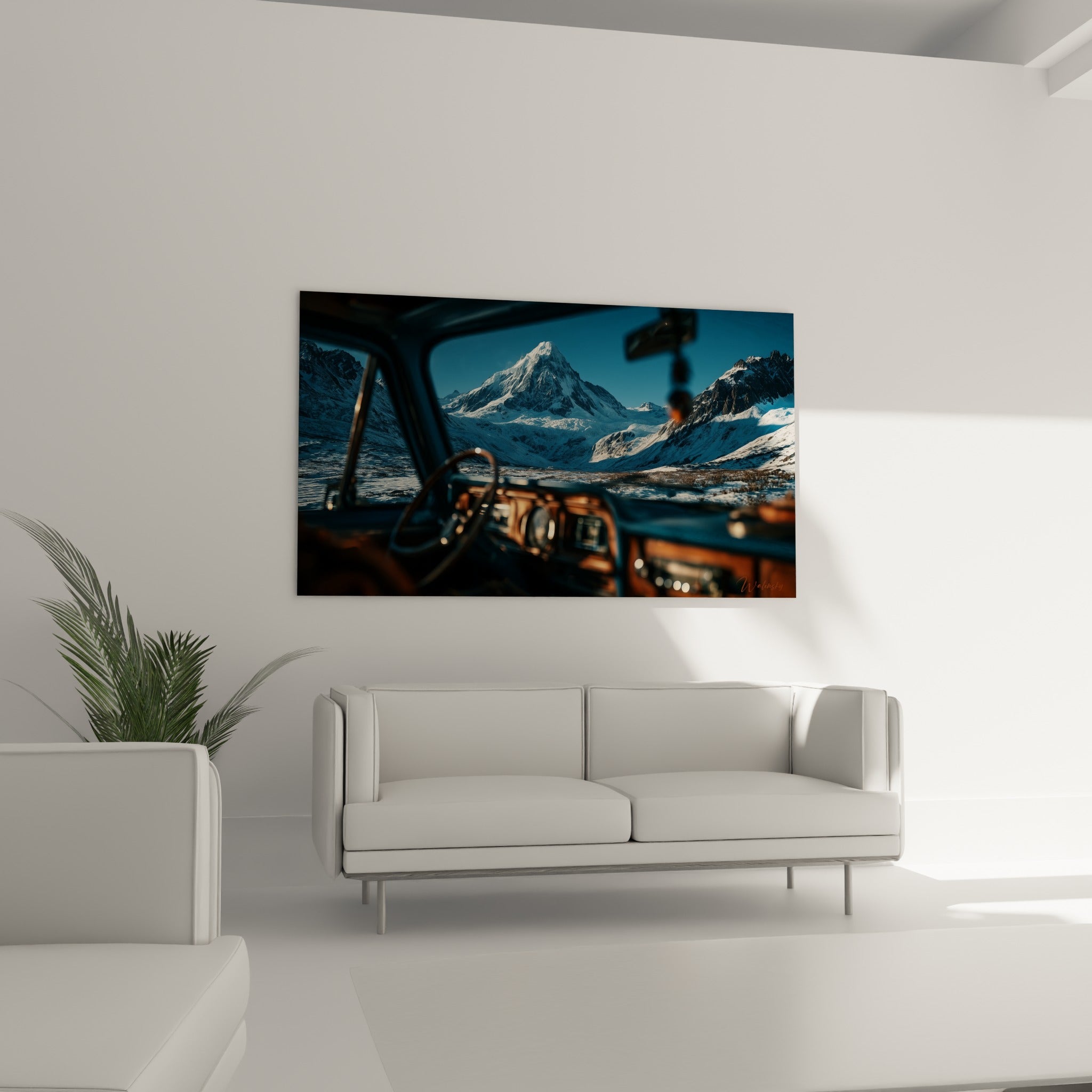 Tableau de bord cuivré et montagnes bleutées au-dessus d'un canapé dans un salon lumineux