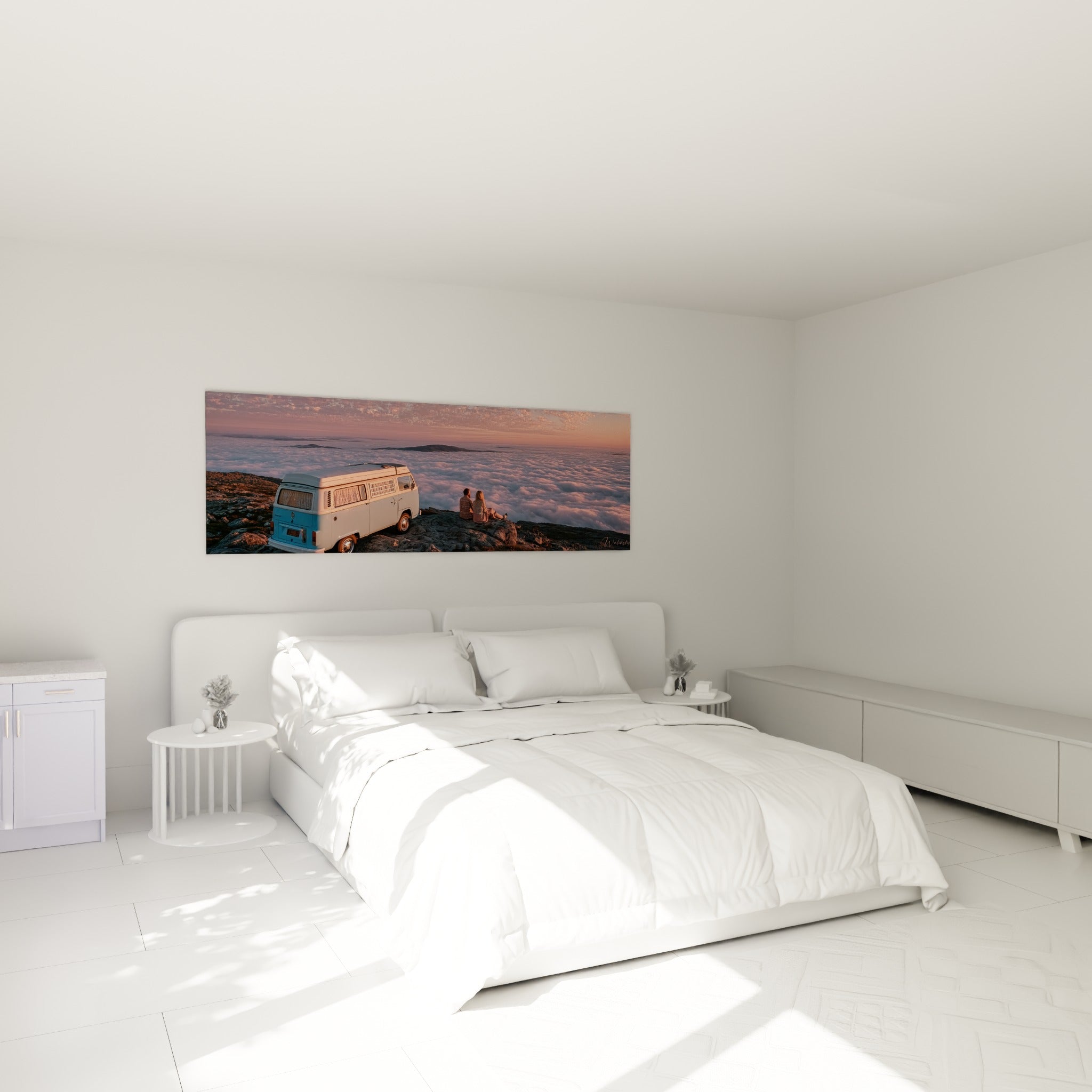 Couple contemplant l'horizon nuageux rose et bleu, au-dessus d'un lit dans une chambre claire