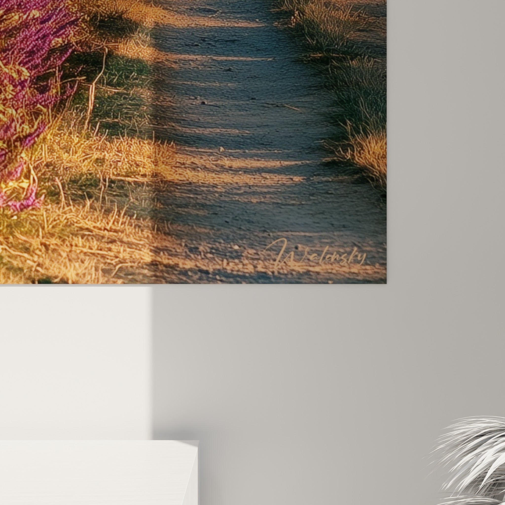 Détail des touches violettes et dorées de la lavande et du feuillage sur la piste de terre