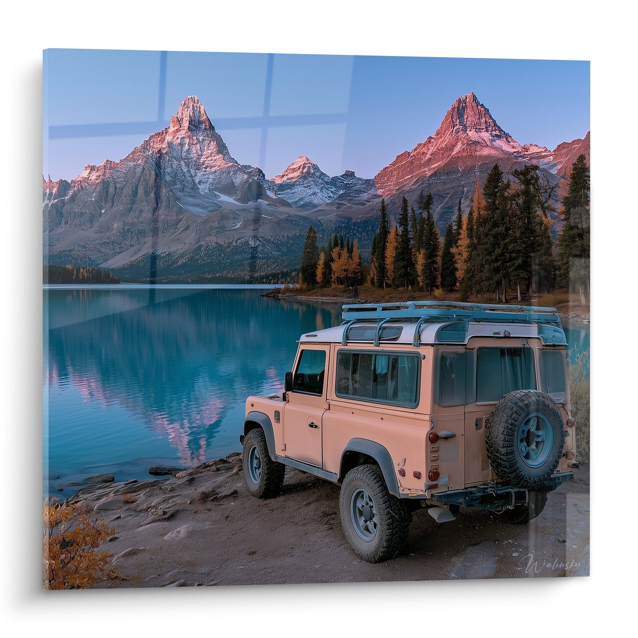 4x4 rose pâle garé au bord d'un lac turquoise sous des sommets roses au lever du jour