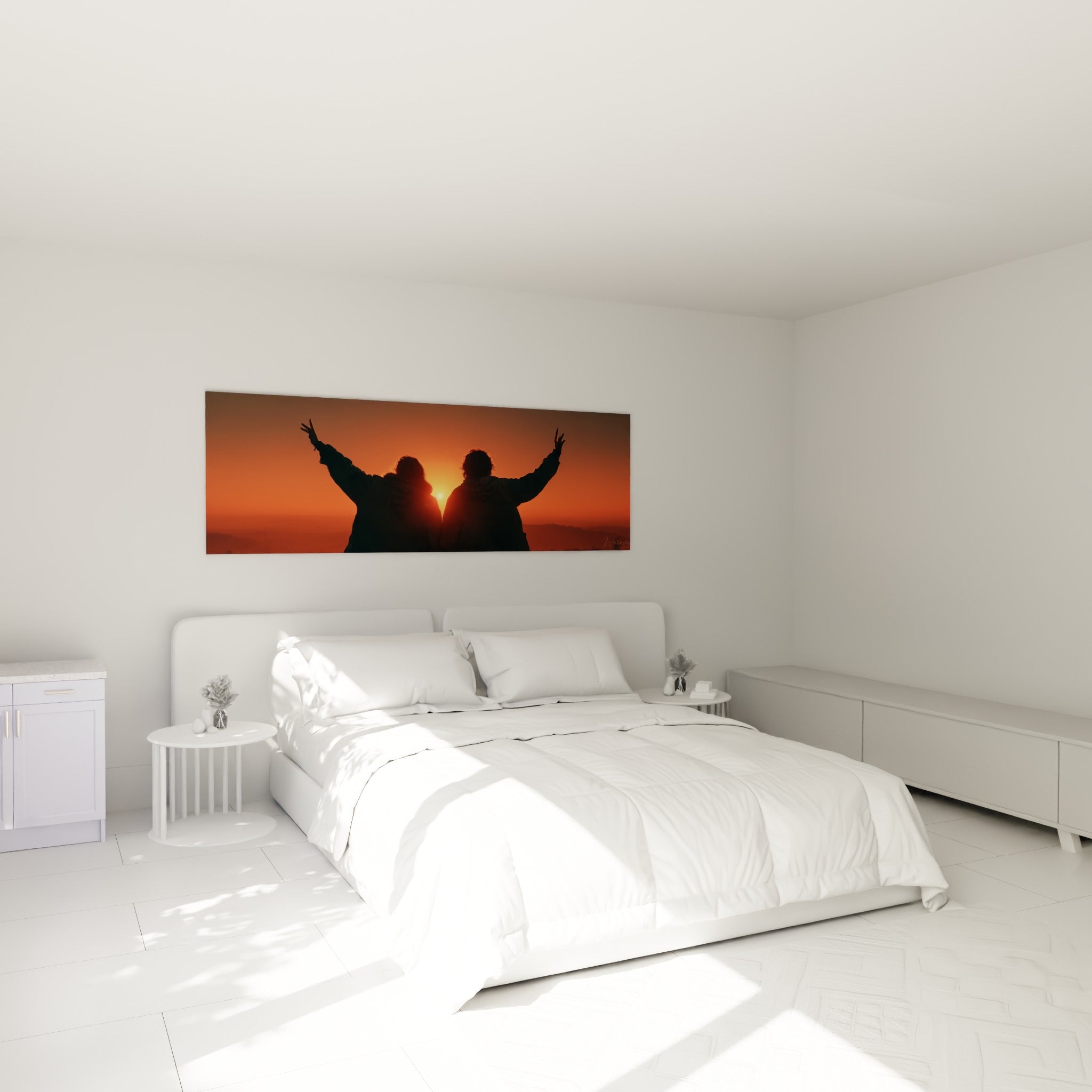 Silhouettes orange et noir célébrant le soleil couchant au-dessus d'un lit dans une chambre claire