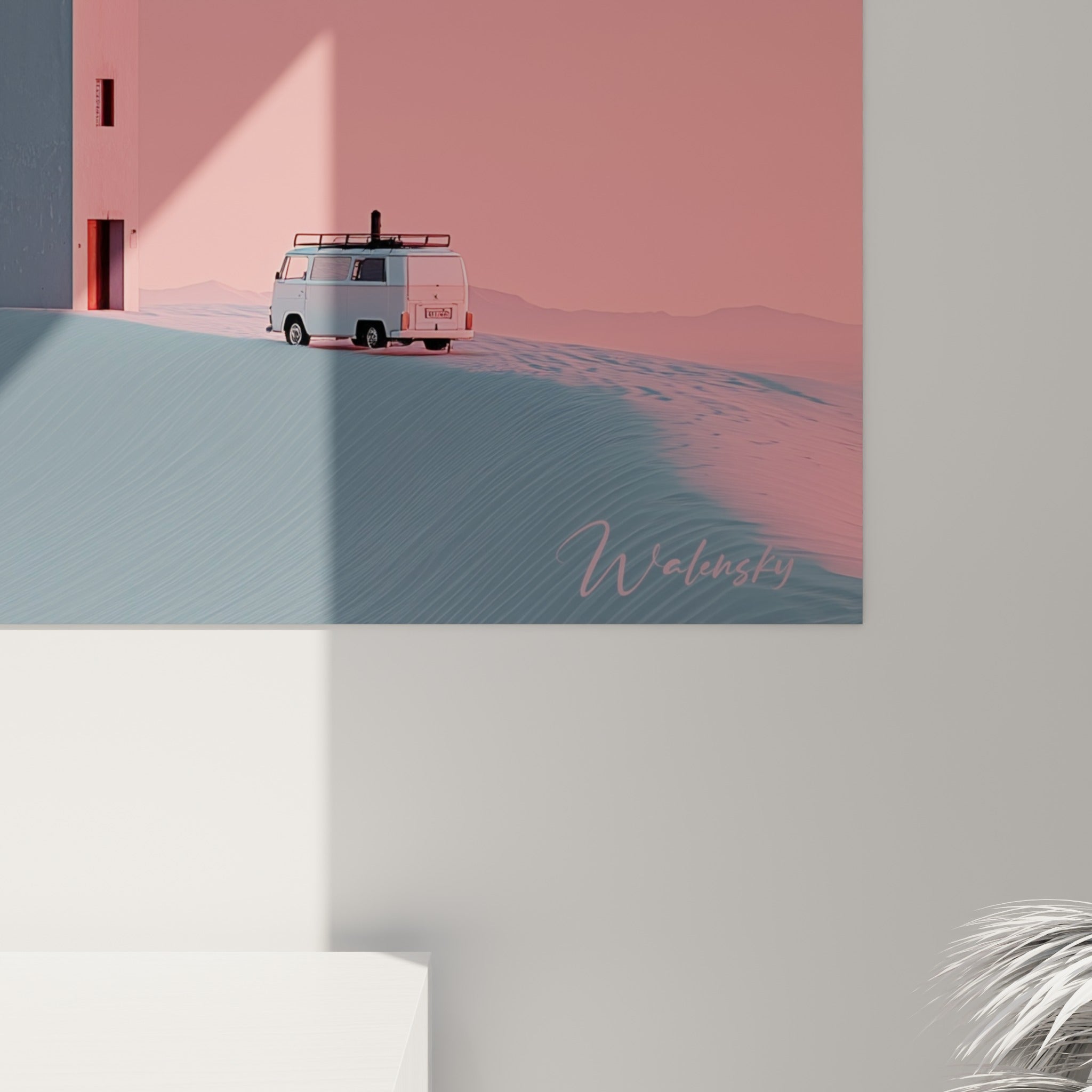 Empâtements doux du ciel rose et gris, grain fin du sable ocre visible en gros plan sur la toile