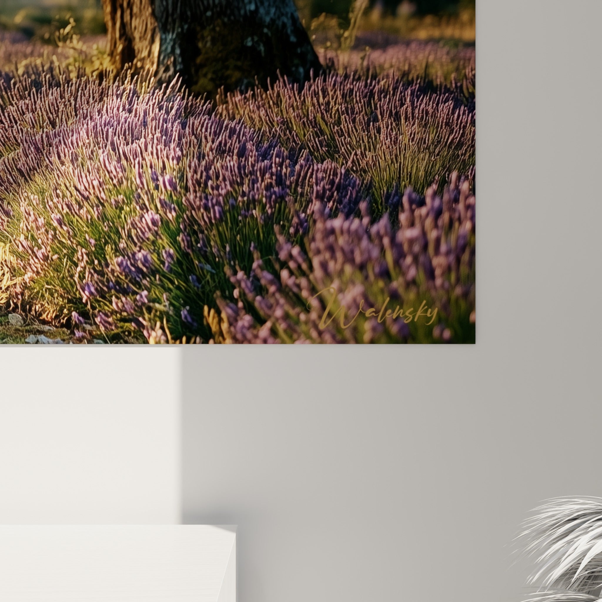 Détail des pétales violets et du tronc noueux, texture et grain de l'impression visibles de près