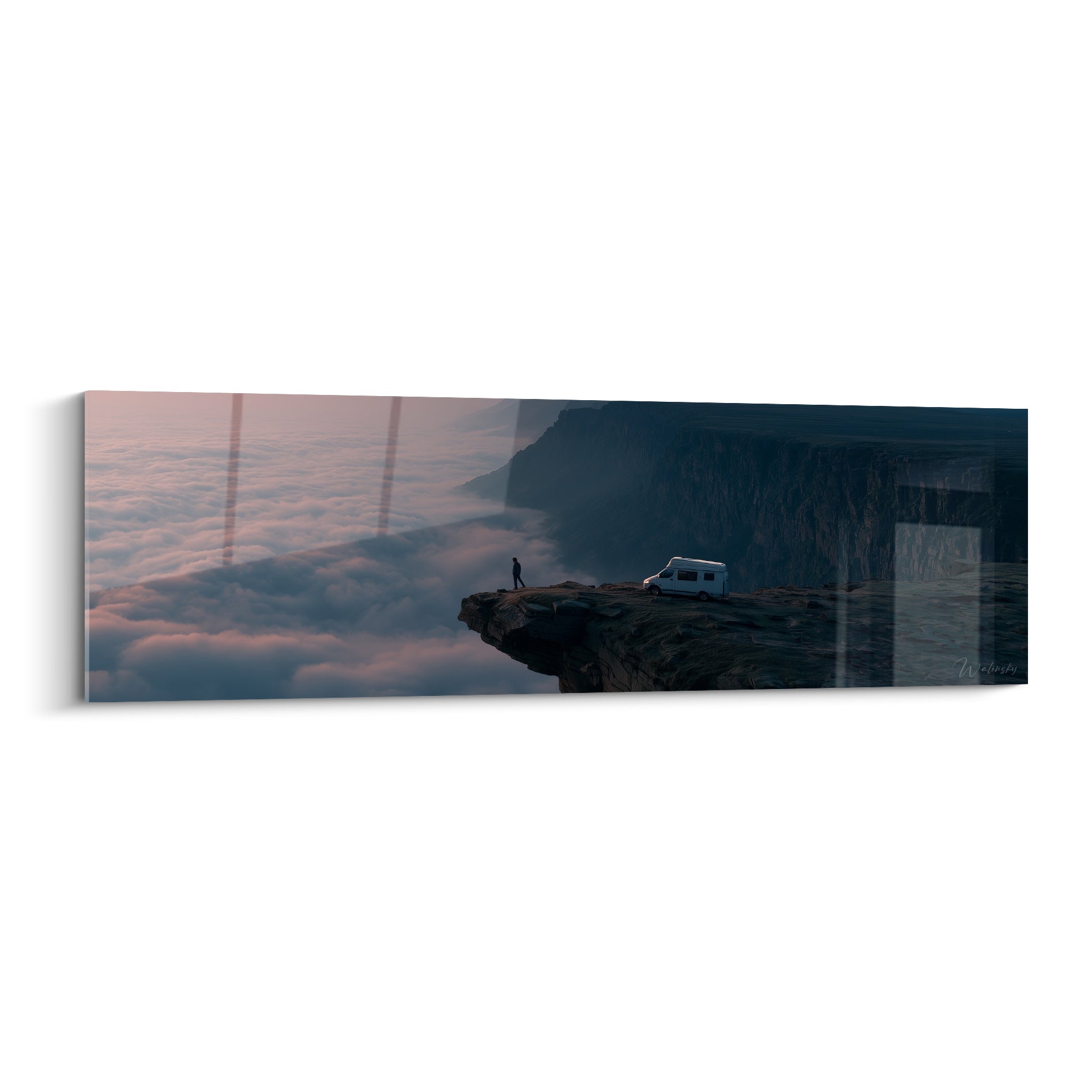 Fourgon blanc garé sur une falaise anthracite au-dessus d'une mer de nuages roses et blancs.