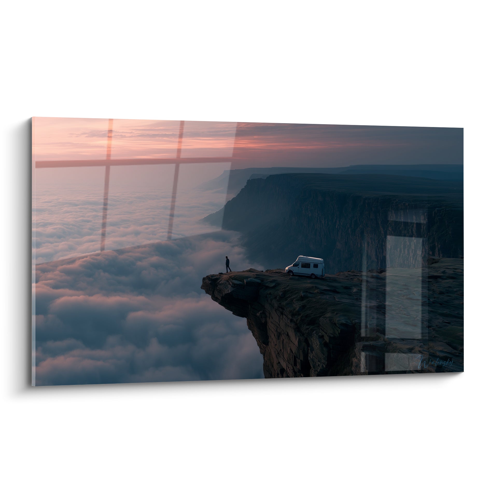 Van blanc et silhouette au bord d'une falaise anthracite dominant une mer de nuages roses
