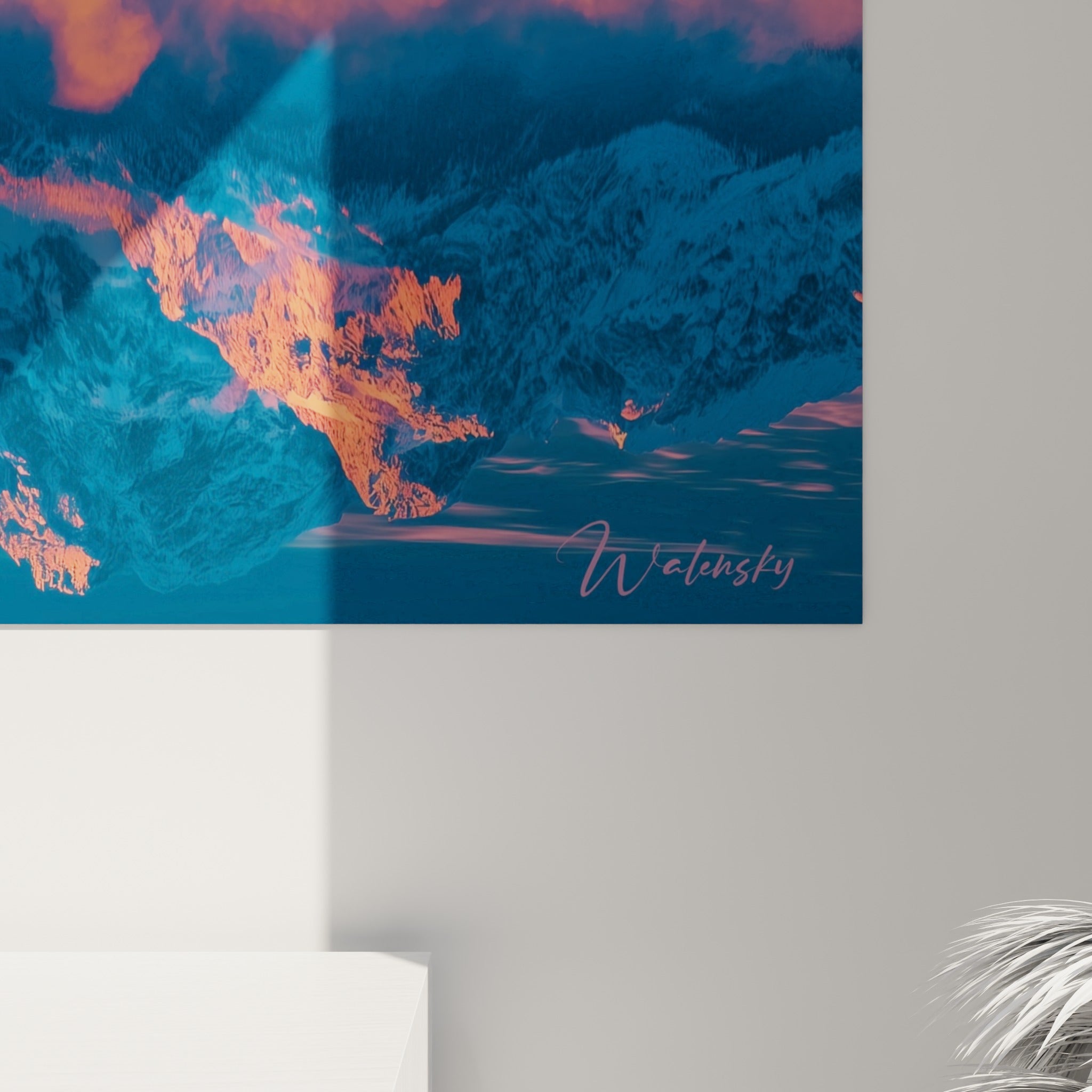 Détail des flammes orangées et du bleu profond des montagnes reflétées sur la surface glacée du lac