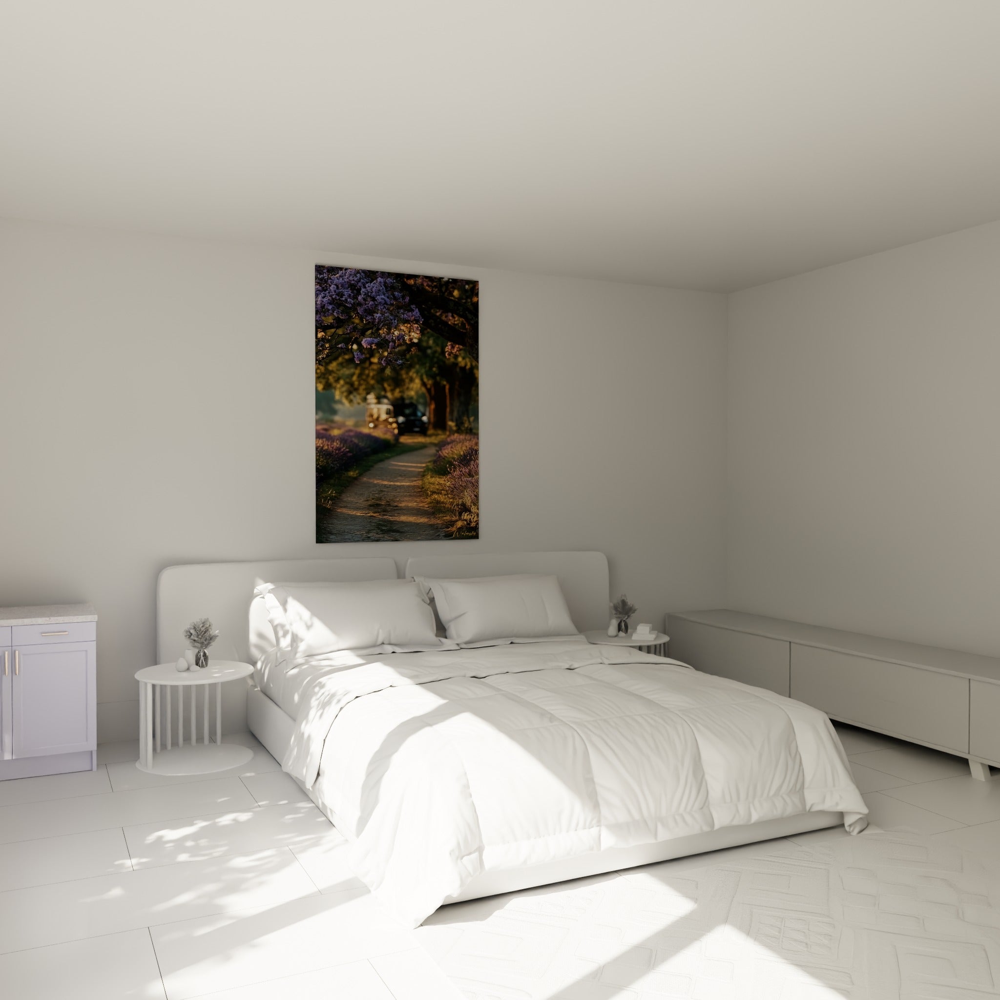 Lavande violette et chemin doré représentés au-dessus d'un lit dans une chambre claire