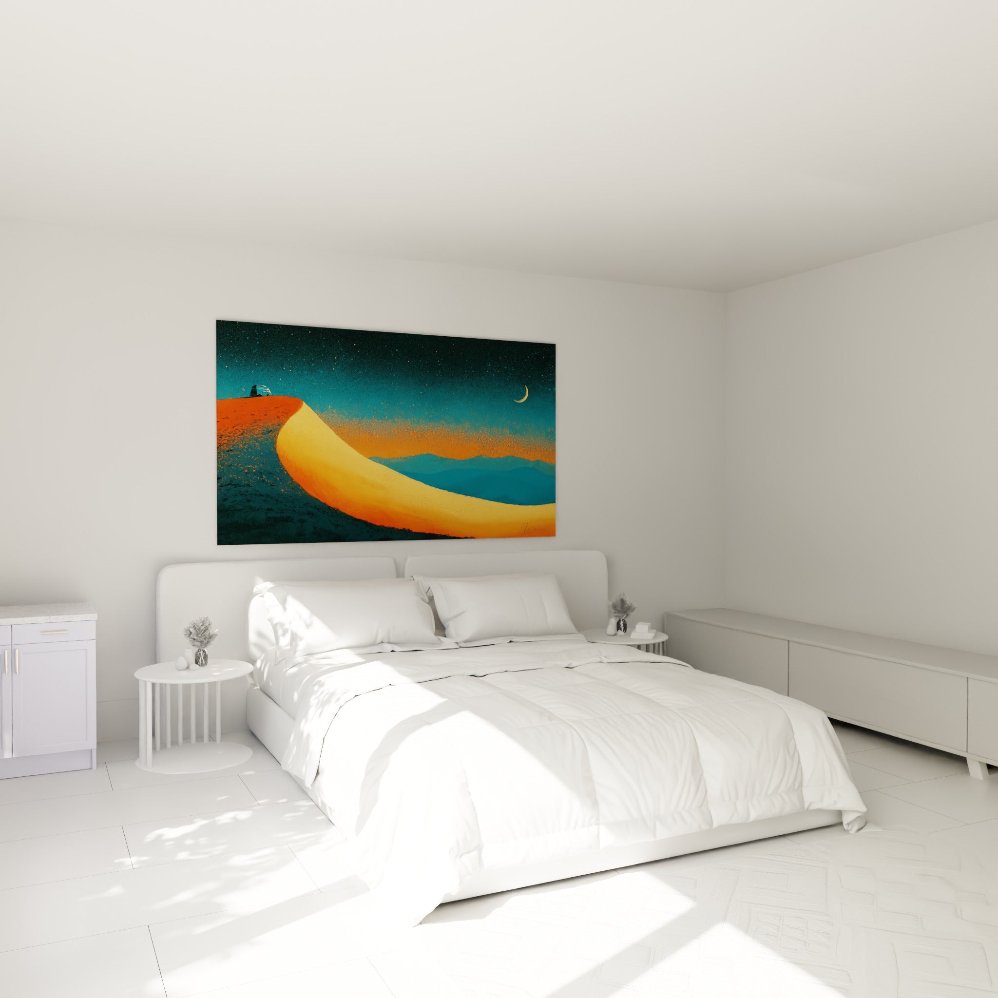 Dune orange et fourgon bleu sous ciel étoilé, tableau accroché au-dessus d'un lit dans une chambre claire