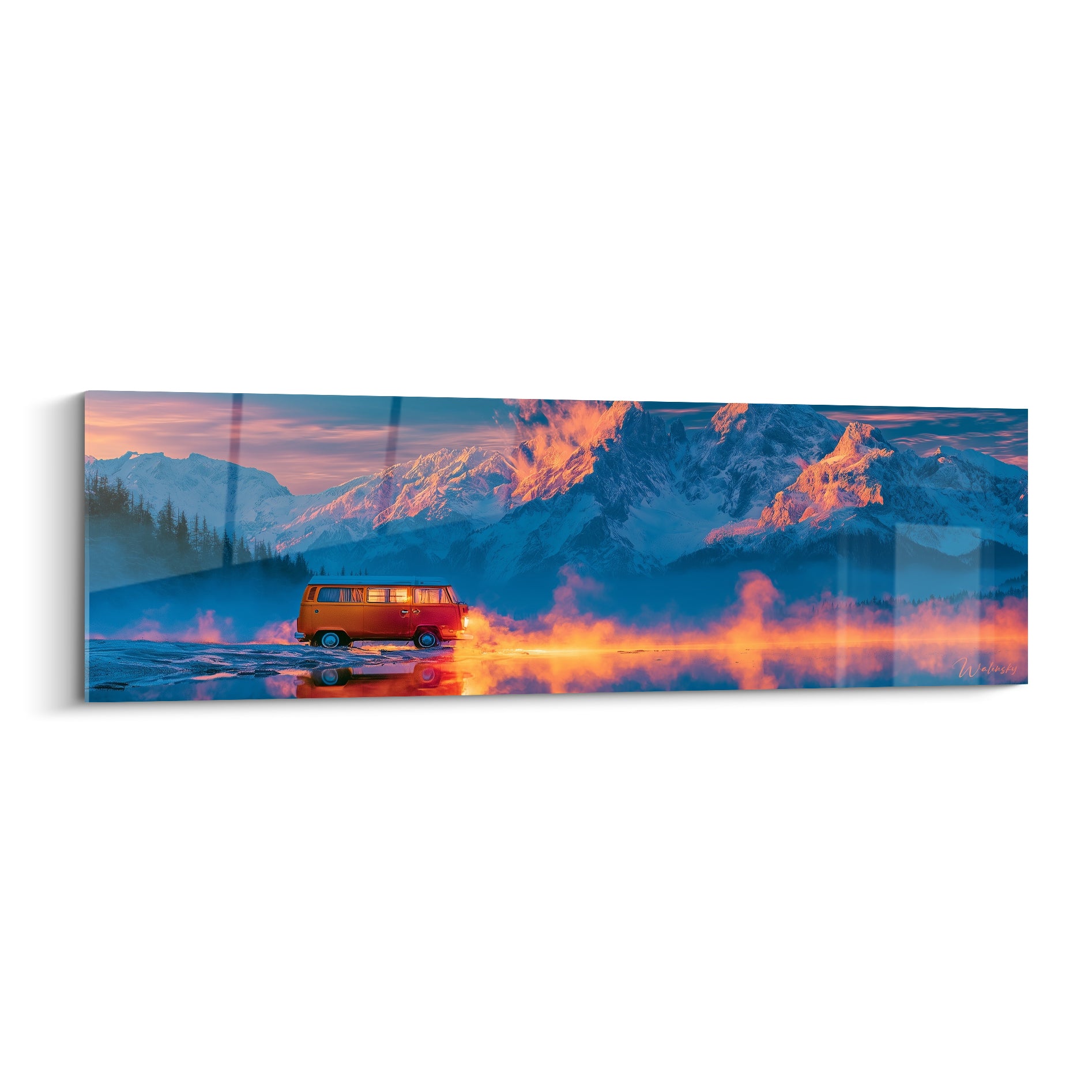 Fourgon orange vintage au bord d'un lac gelé, montagnes bleu marine et ciel fauve embrasé