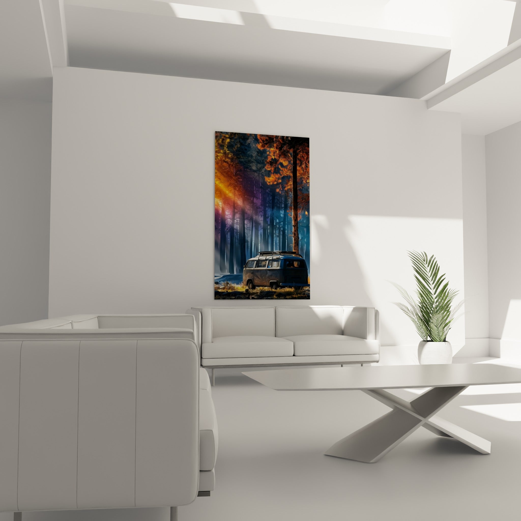 Fourgon rétro sous troncs sombres et lumière violette, accroché au-dessus d'un canapé dans un salon lumineux