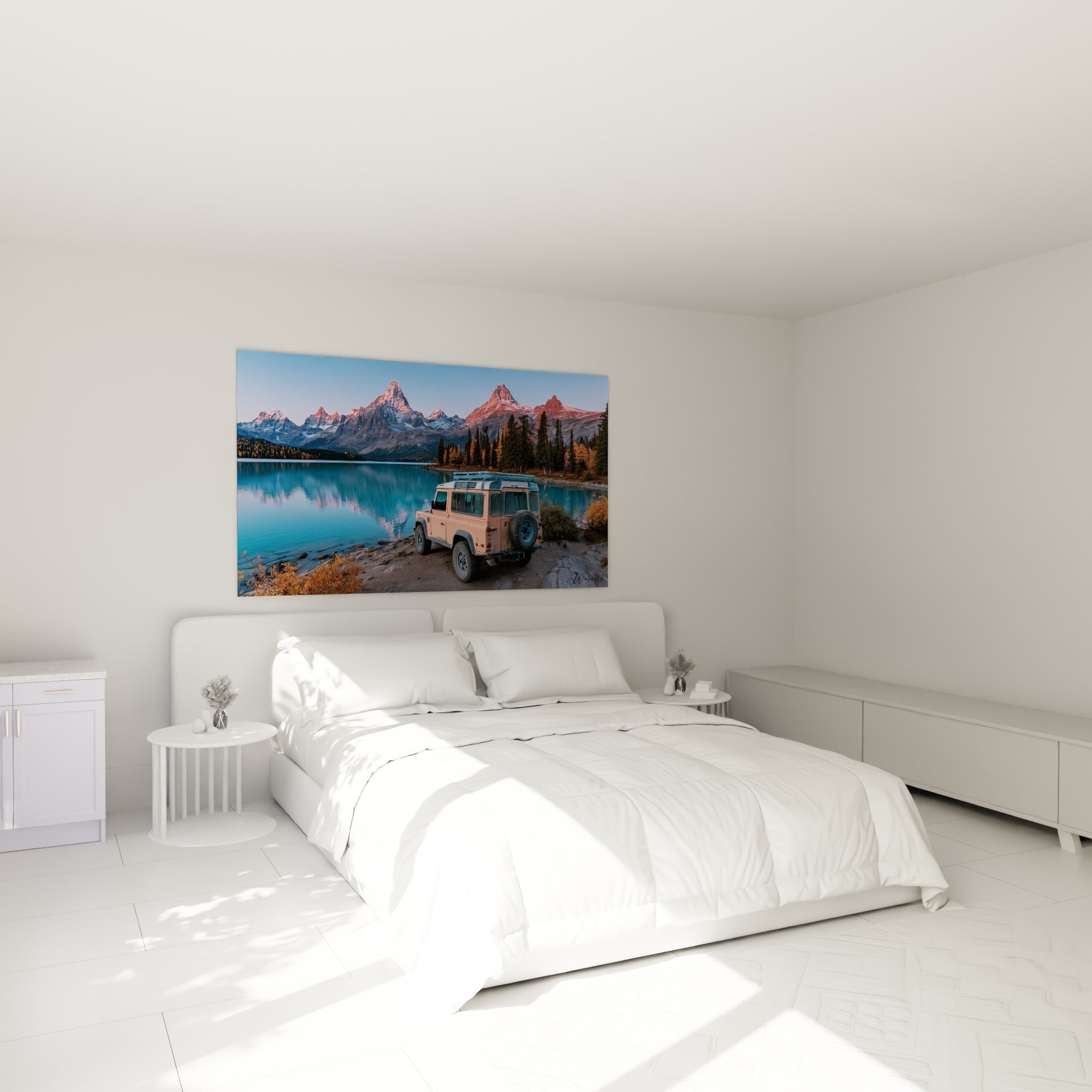 Véhicule tout-terrain beige face à un lac bleu glacier, accroché au-dessus d'un lit dans une chambre claire