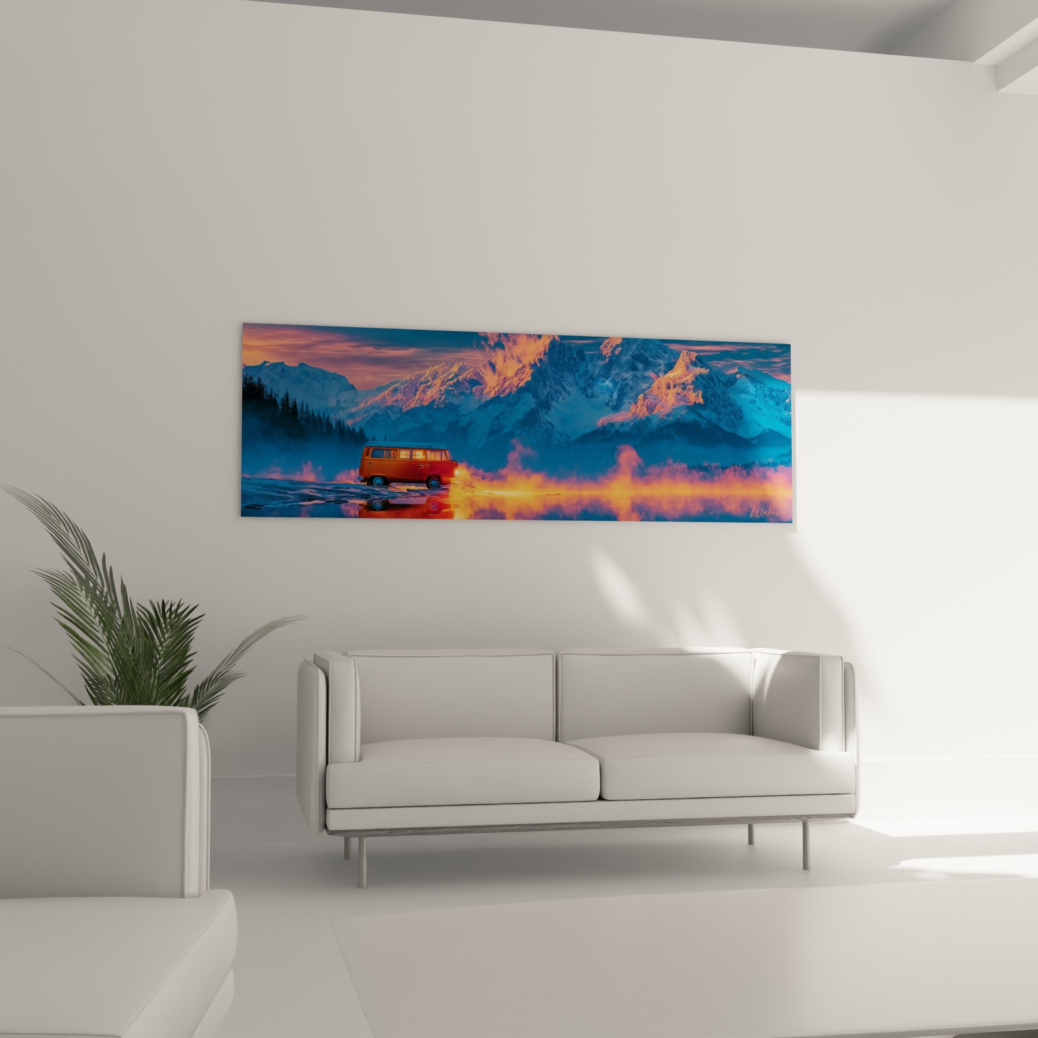 Van orange et montagnes dorées reflétées sur l'eau, au-dessus d'un canapé dans un salon lumineux