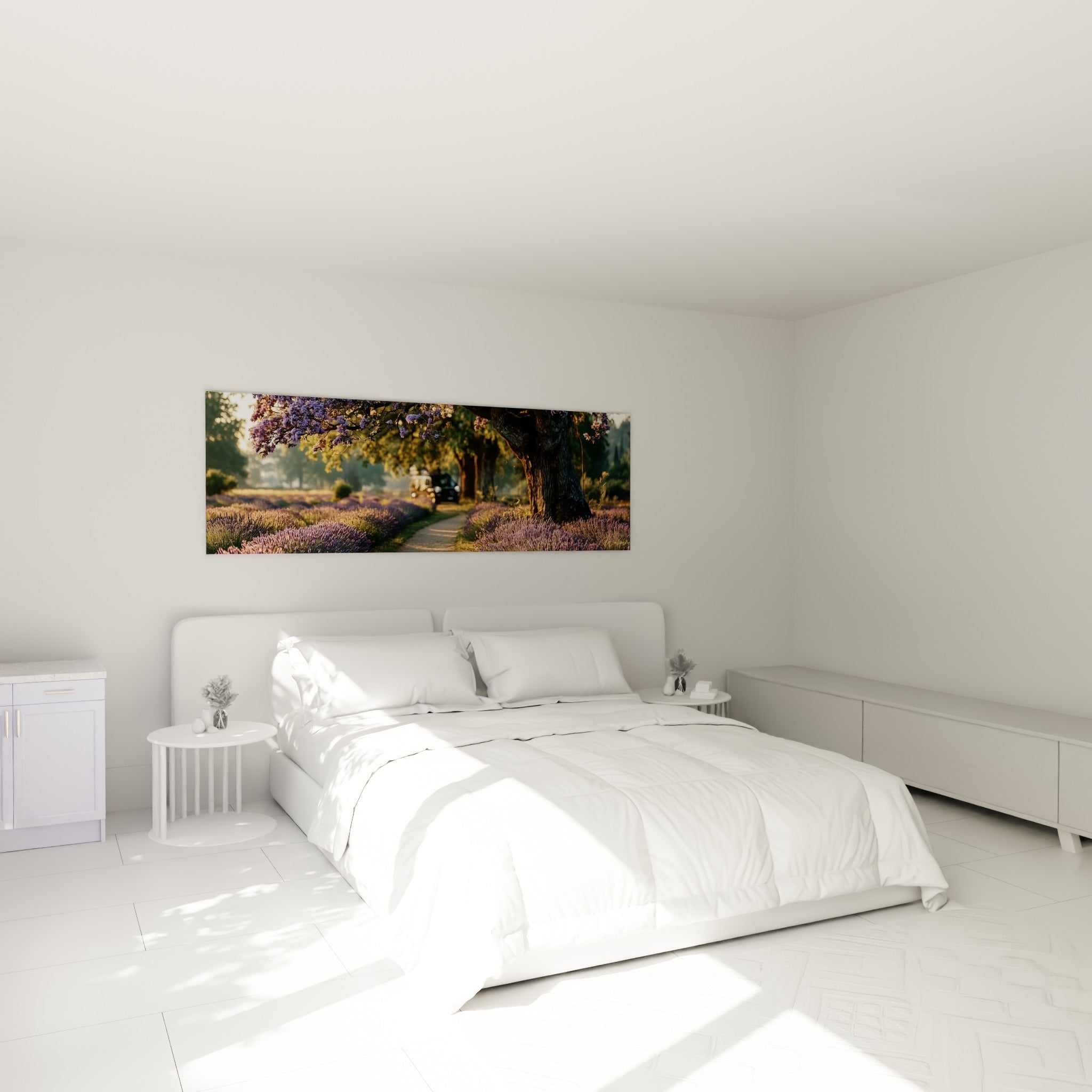 Champ de lavande violette et van doré au-dessus d'un lit dans une chambre claire