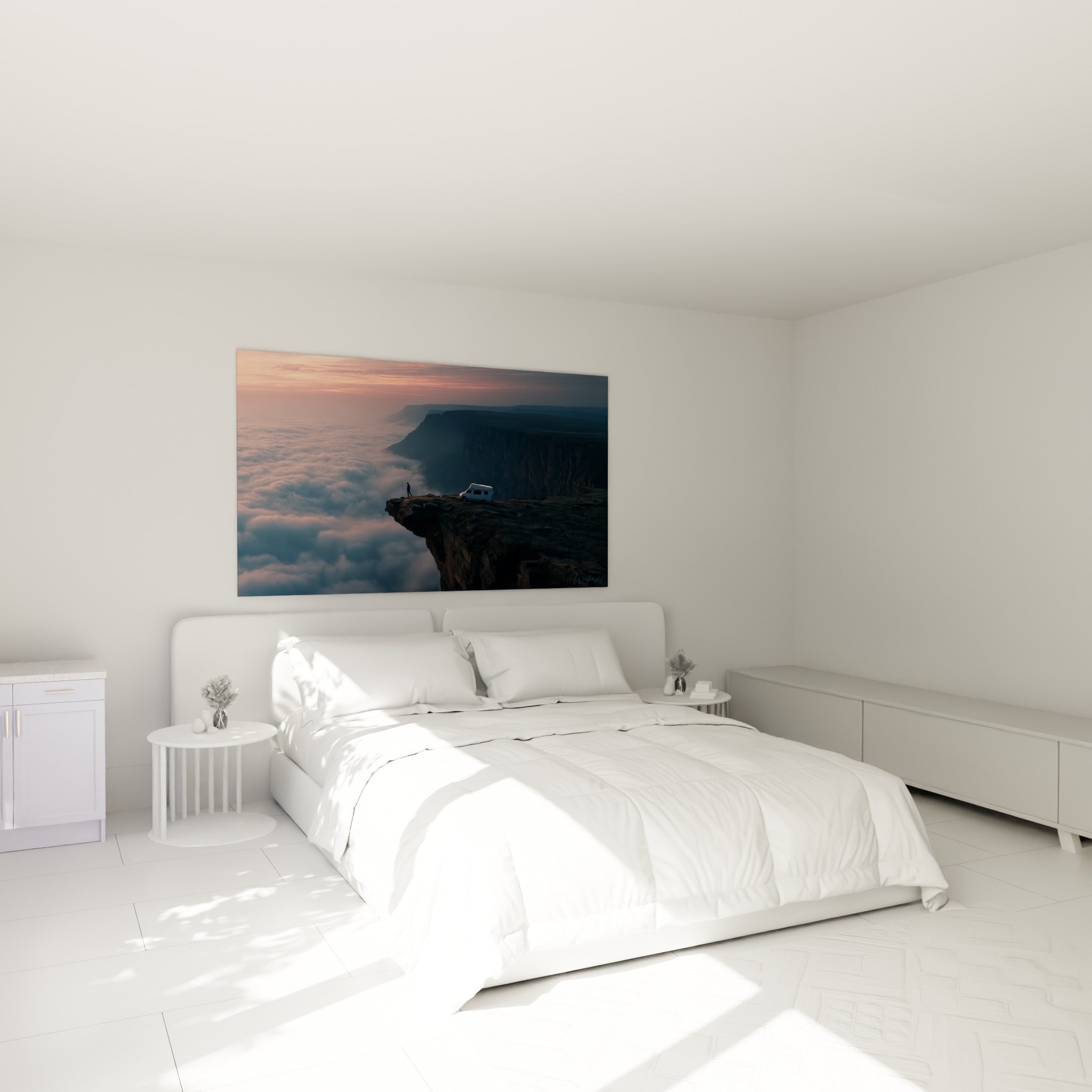 Falaise bleu marine et ciel rosé avec van garé, tableau au-dessus d'un lit dans une chambre claire