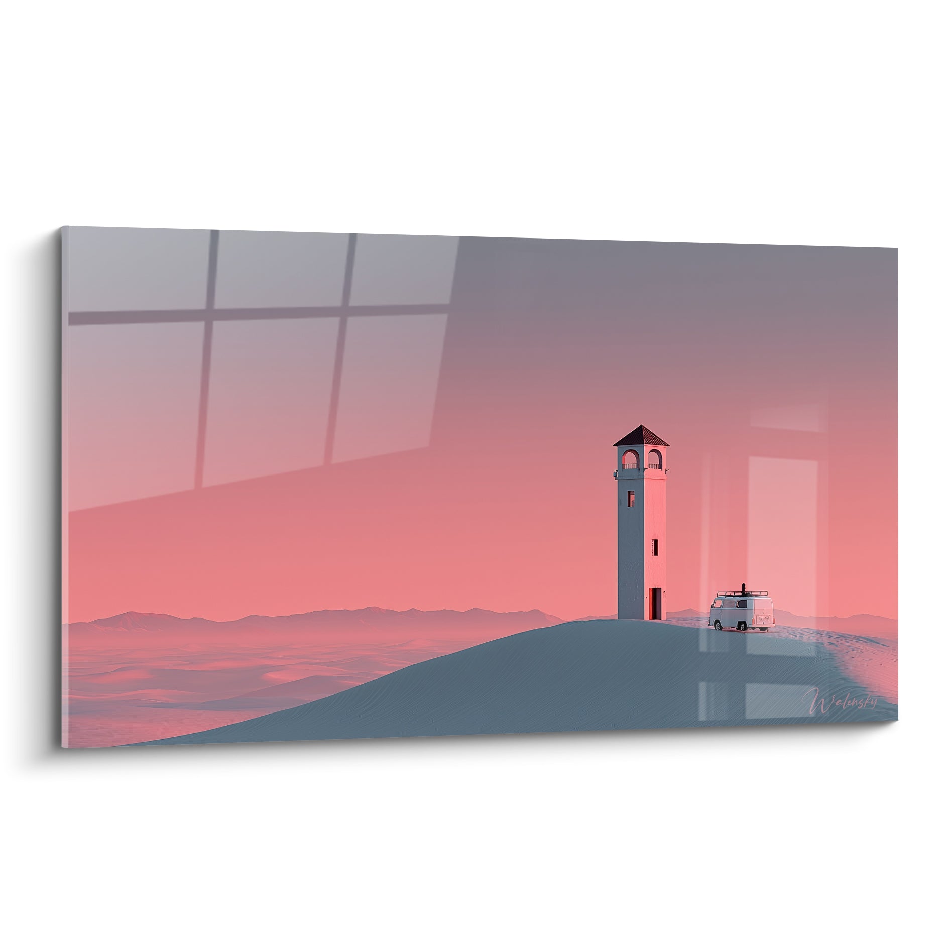 Tour blanche et van bleu sur dune rose, ciel dégradé gris et rose au crépuscule désertique