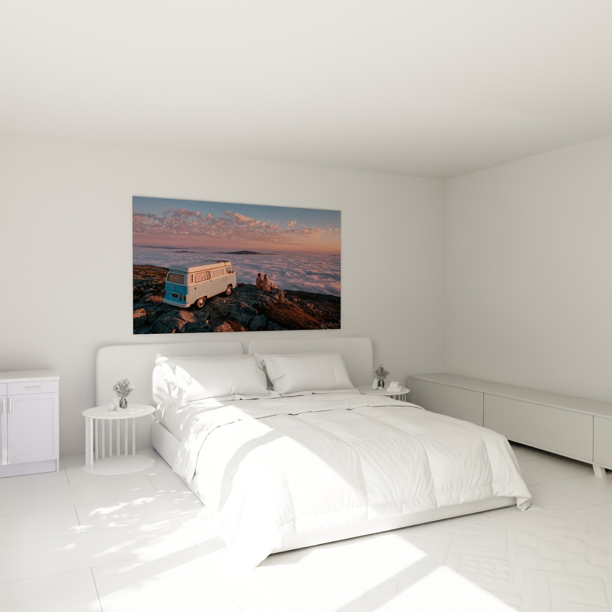 Van turquoise dominant les nuages sous un ciel rose et bleu, au-dessus d'un lit dans une chambre claire
