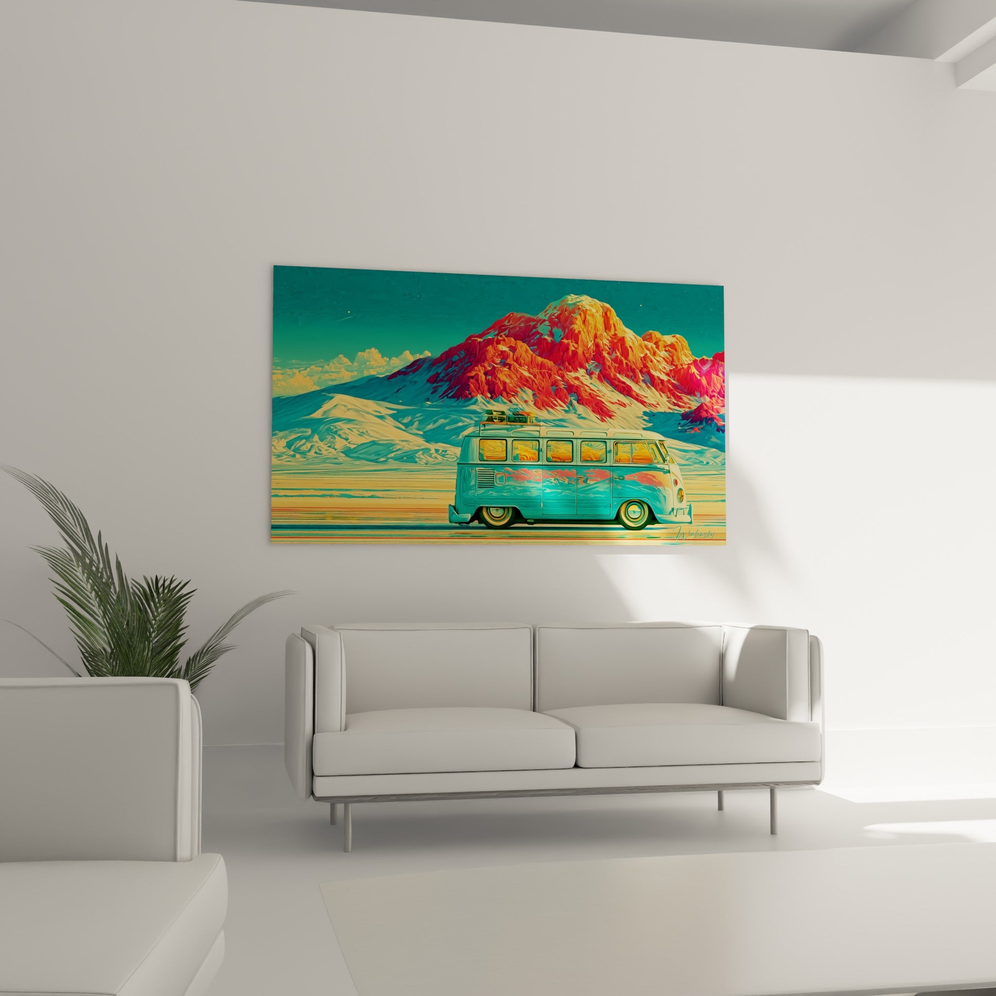 Véhicule rétro aux teintes vertes traversant un désert flamboyant, tableau van life placé au-dessus d'un canapé dans un salon lumineux