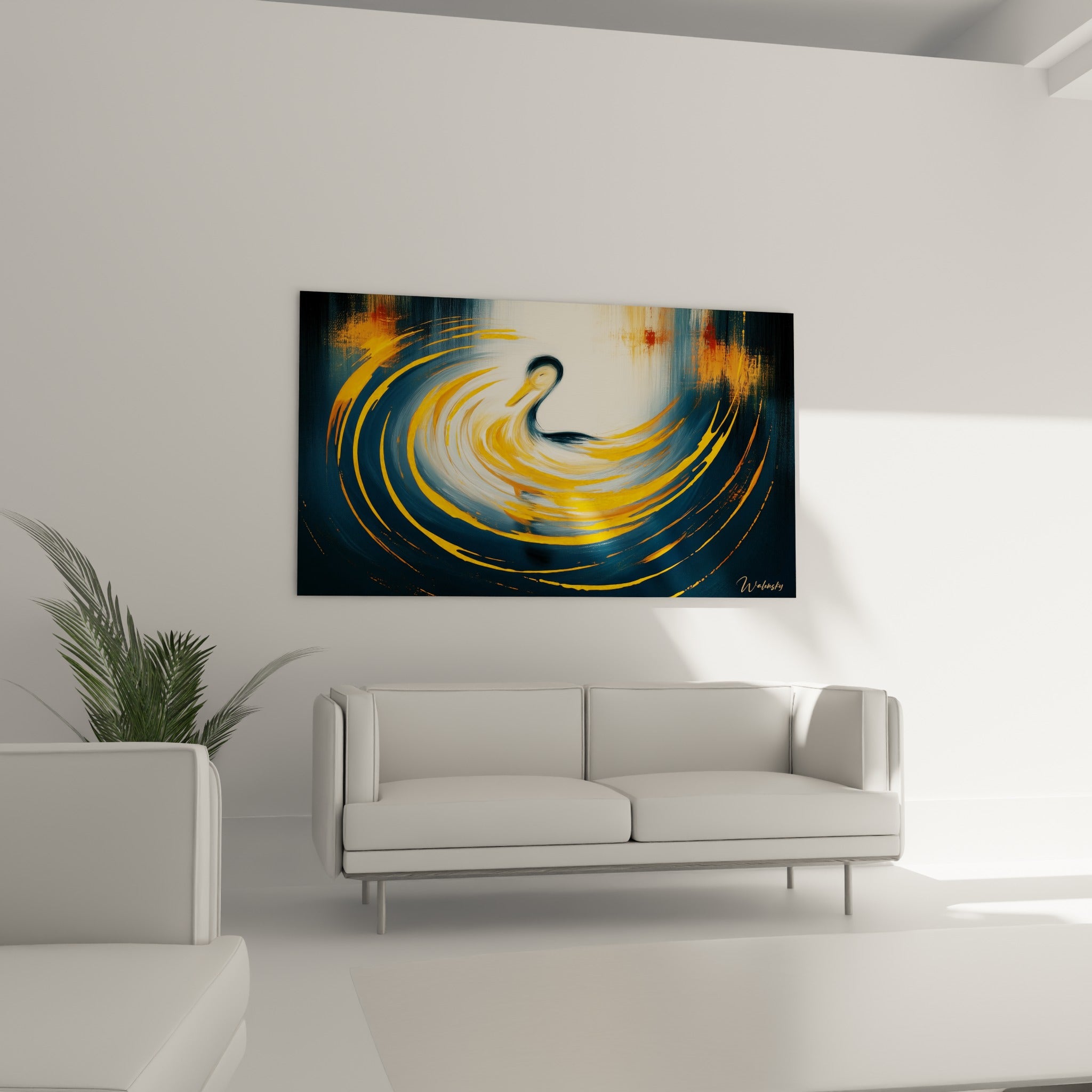 Oiseau doré enveloppé de vagues bleu marine et ocre au-dessus d'un canapé dans un salon lumineux