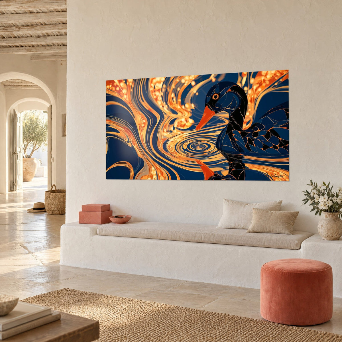 Tableau cygne sombre au bec orange penché sur des ondes ambrées et indigo, face à une banquette blanche, vue de trois-quarts