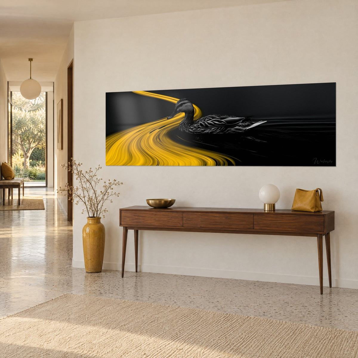 Tableau canard sauvage aux plumes grises striées, panache liquide jaune moutarde sur eau d'encre, vue de trois-quarts sur une console en bois