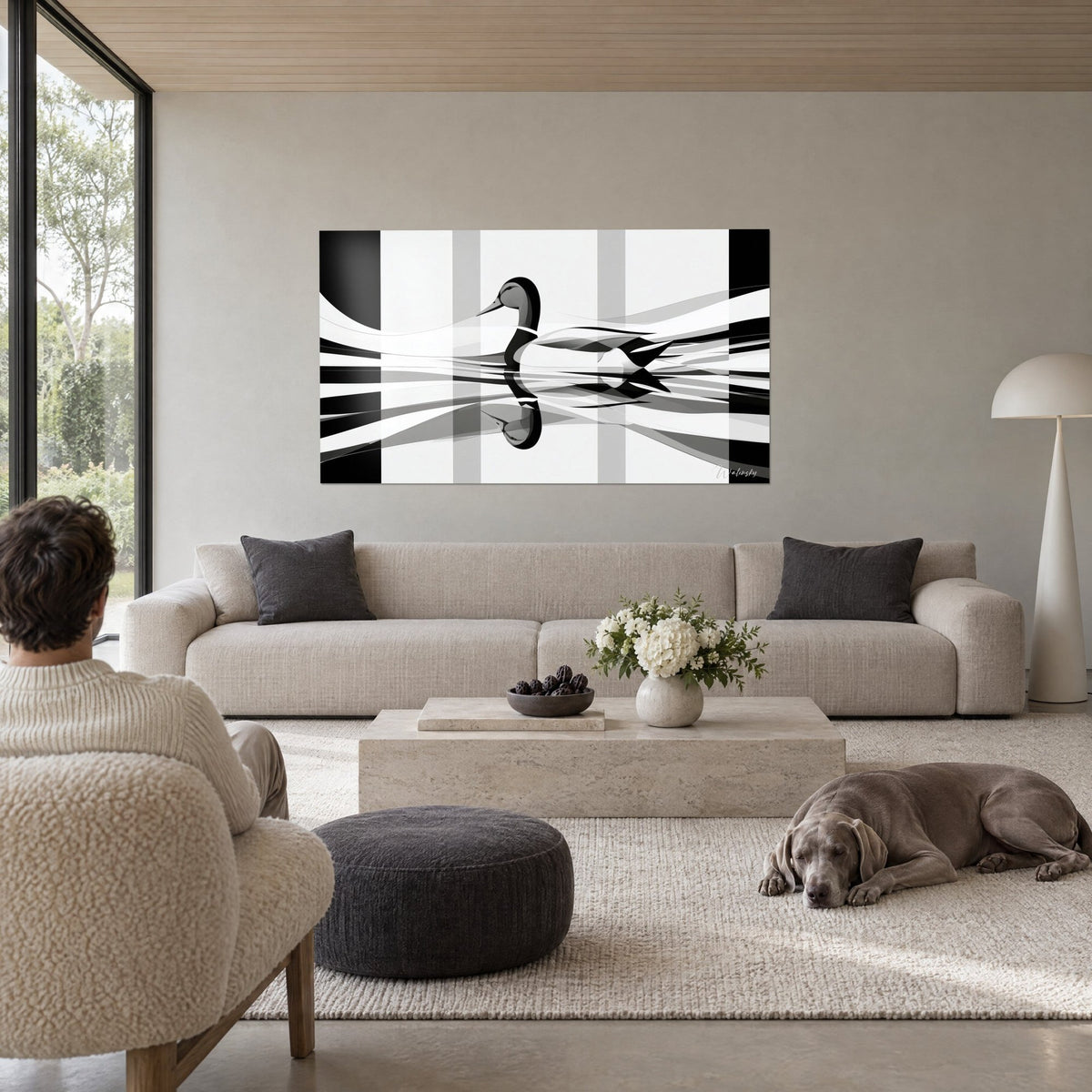 Tableau colvert stylisé glissant sur l'onde, noir et gris perle, reflet inversé, au-dessus d'un canapé dans un salon lumineux