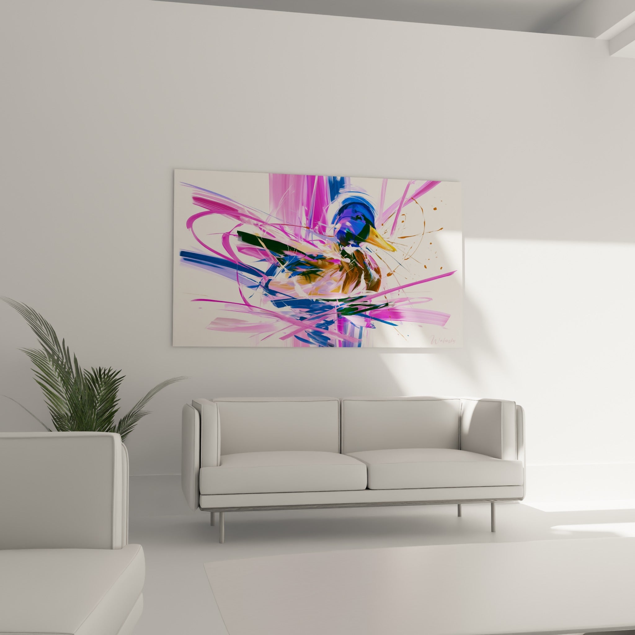 Oiseau au bec doré entouré de coulures roses et bleutées, au-dessus d'un canapé dans un salon lumineux