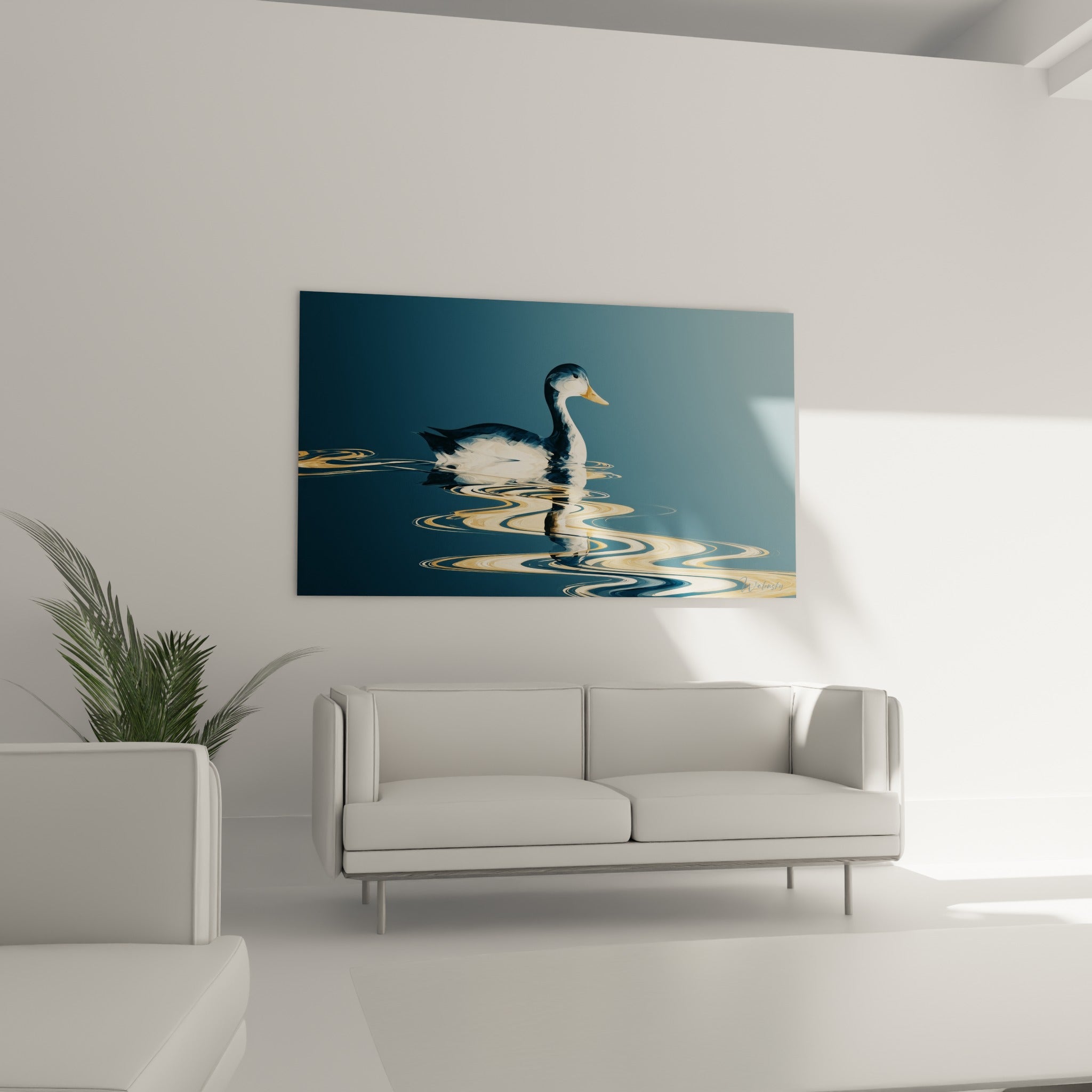Canard bleu marine bec ocre flottant sur des ondulations dorées, au-dessus d'un canapé dans un salon lumineux