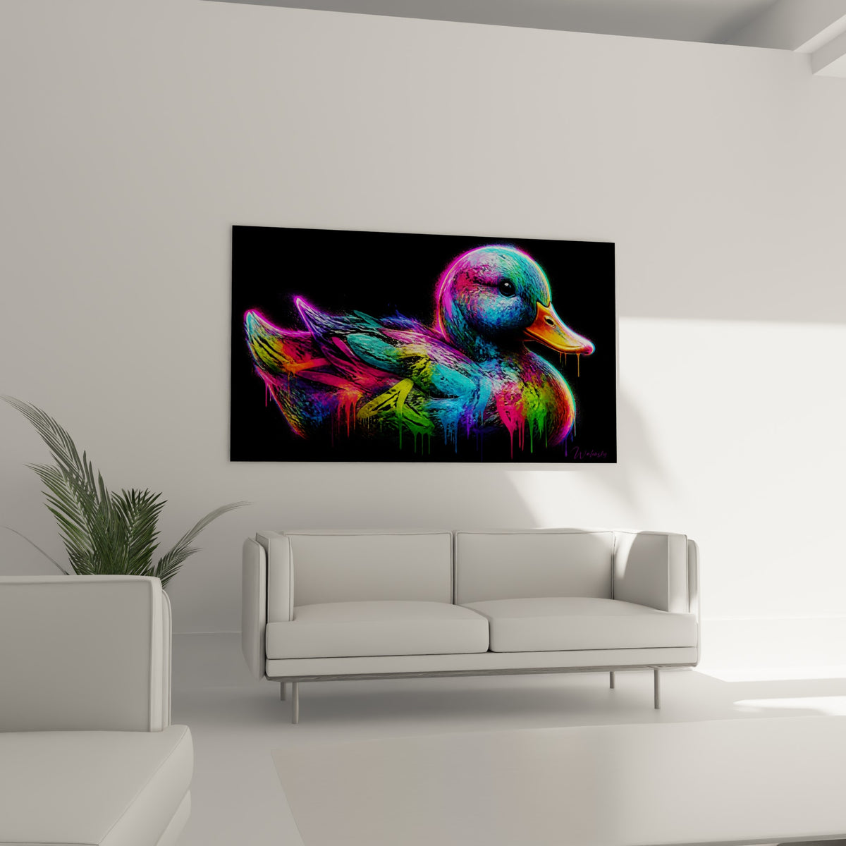 Bec orange lumineux et regard sombre du canard au-dessus d'un canapé dans un salon lumineux