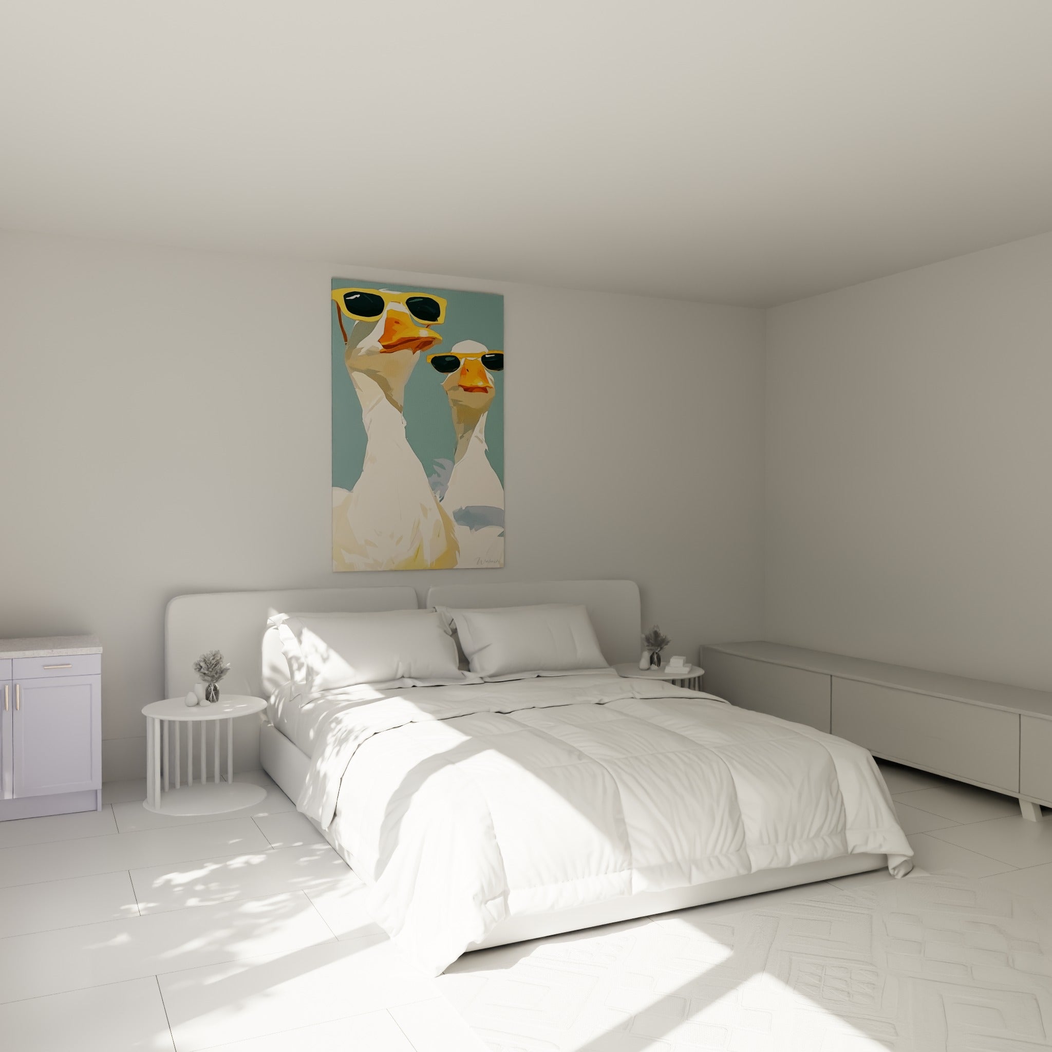 Canards blancs à lunettes dorées au-dessus d'un lit dans une chambre claire et lumineuse
