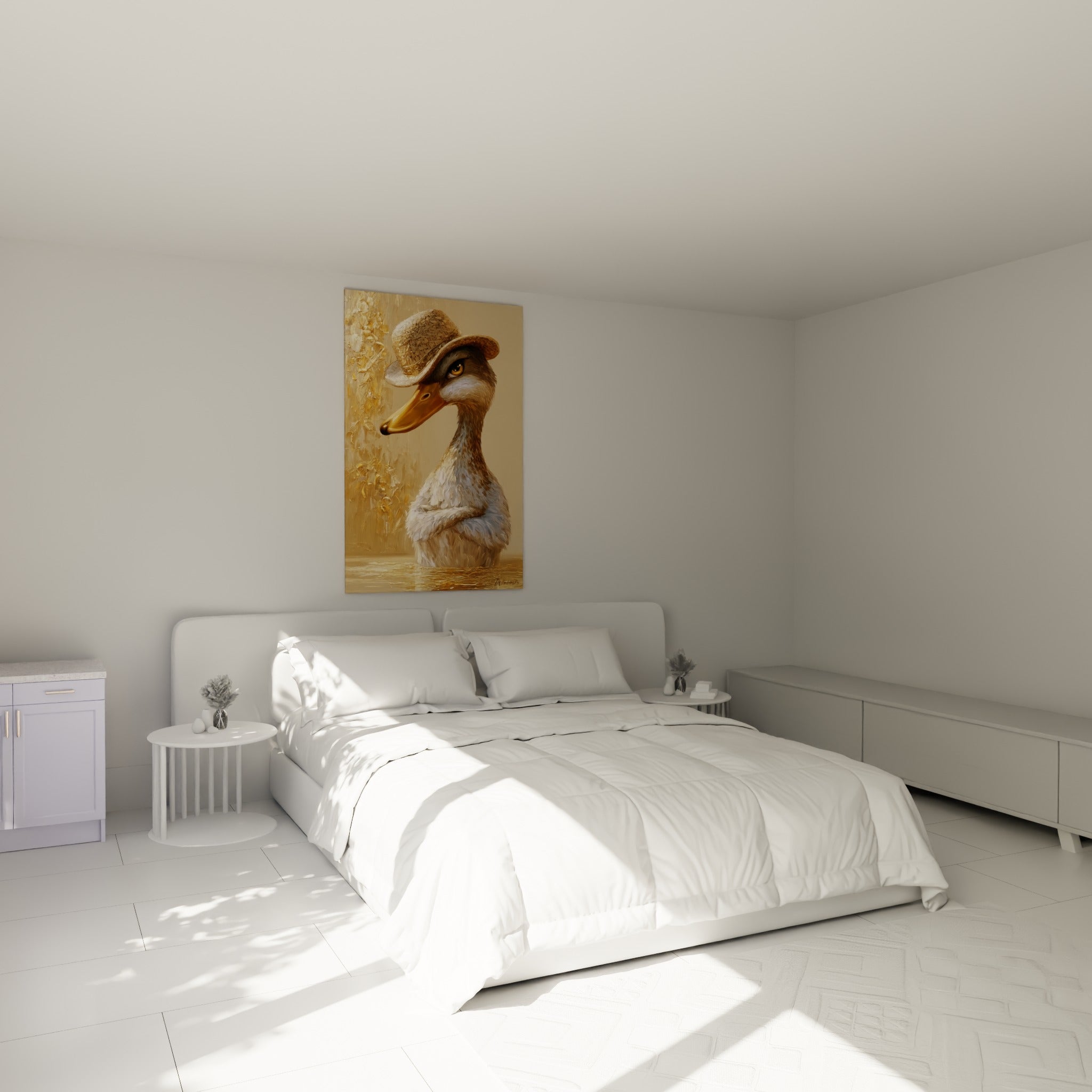 Canard doré coiffé d'un chapeau de paille, au-dessus d'un lit dans une chambre claire