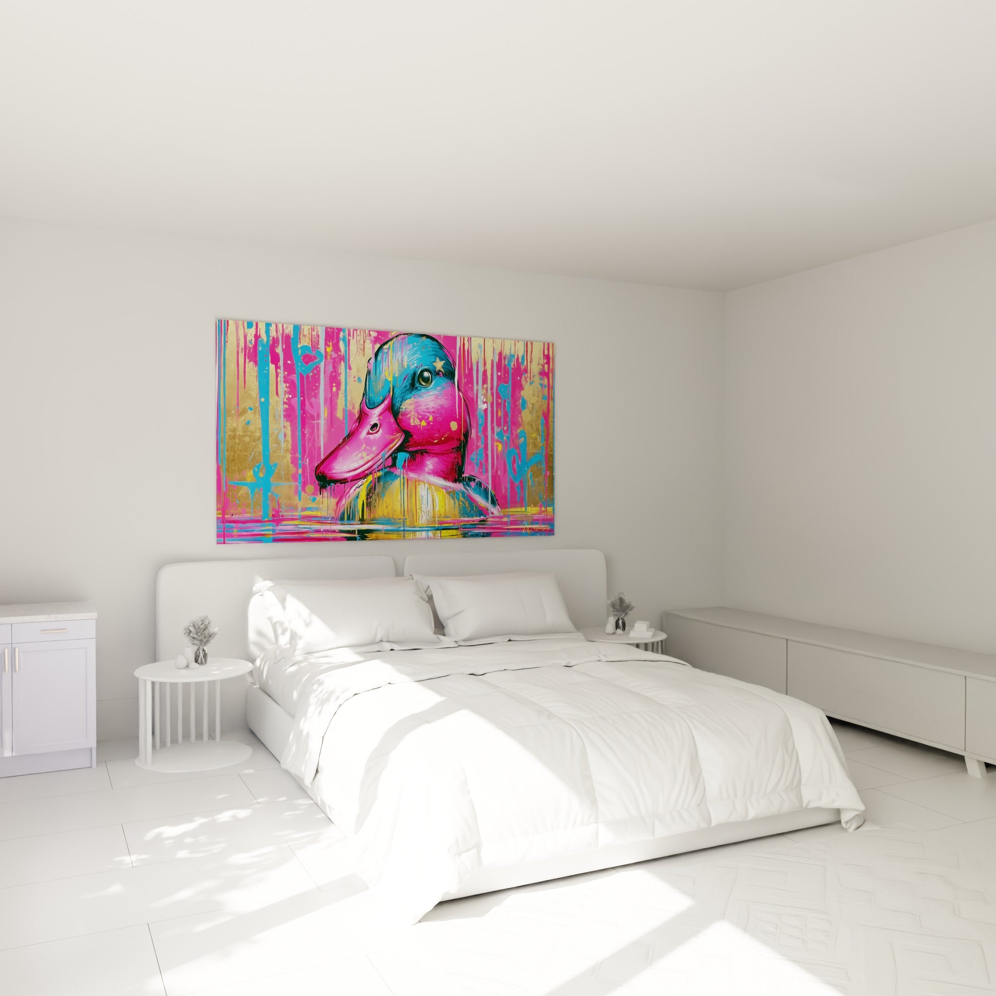 Canard fuchsia et bleu aux touches dorées, au-dessus d'un lit dans une chambre claire