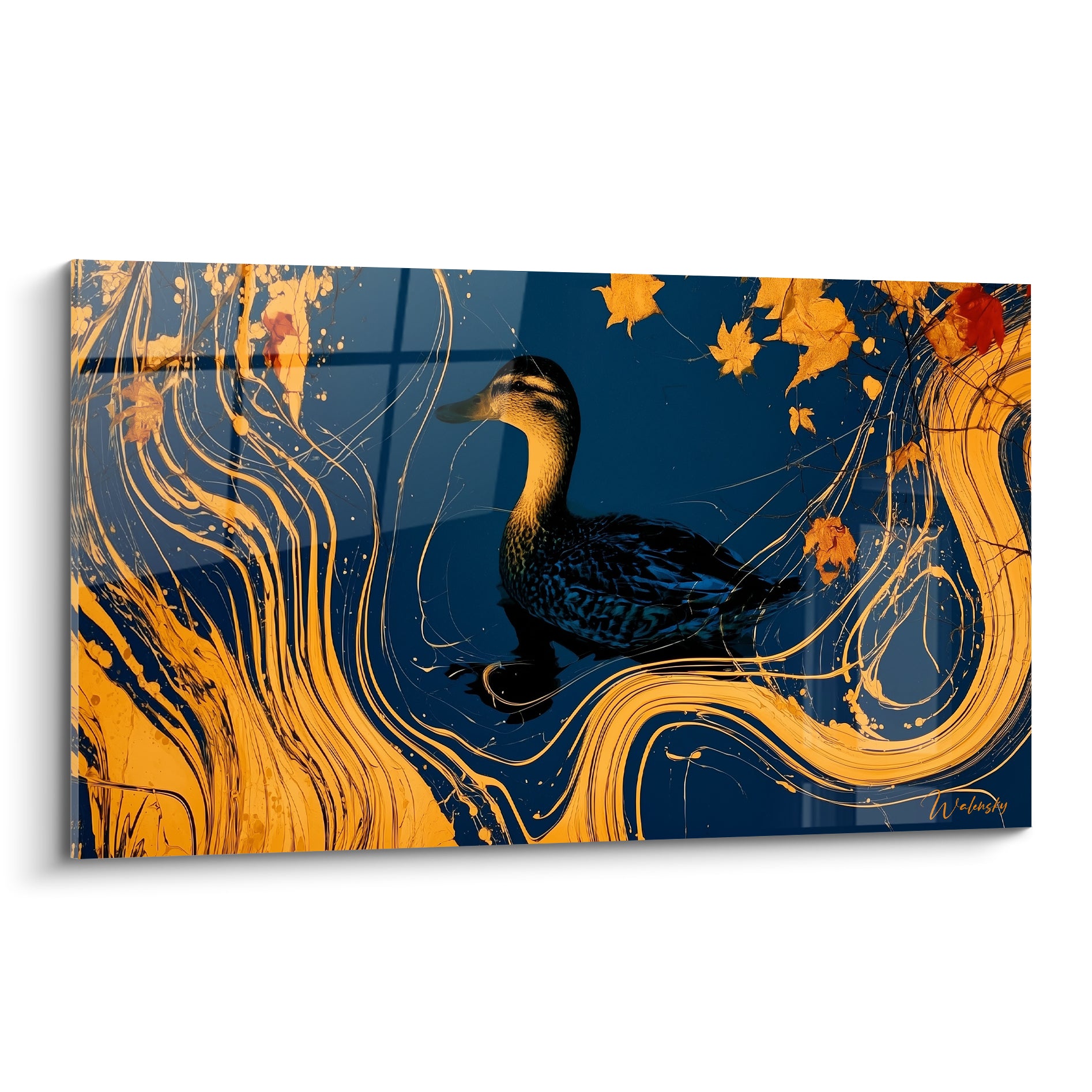 Canard anthracite aux reflets bleutés glissant parmi des volutes dorées sur fond marine profond